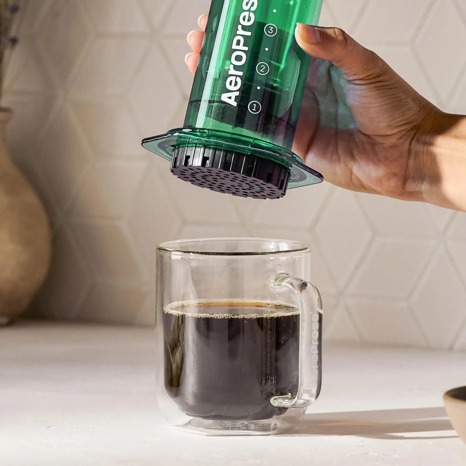AeroPress Clear Green Coffee Press, French Press tutto in uno, macchina da caffè manuale stile espresso e pour-over, infusione in 2 minuti, piccola macchina portatile da viaggio e campeggio - immagine 5
