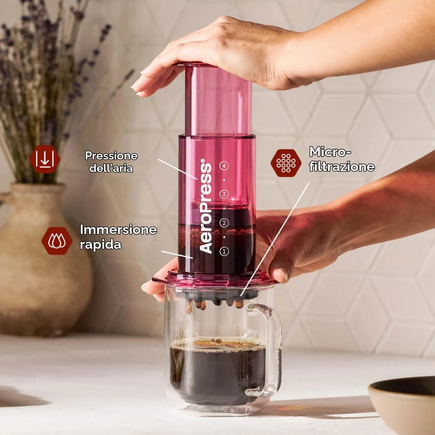 AeroPress Clear Pink Coffee Press, French Press tutto in uno, macchina da caffè manuale stile espresso e pour-over, infusione in 2 minuti, piccola macchina portatile da viaggio e campeggio - immagine 2