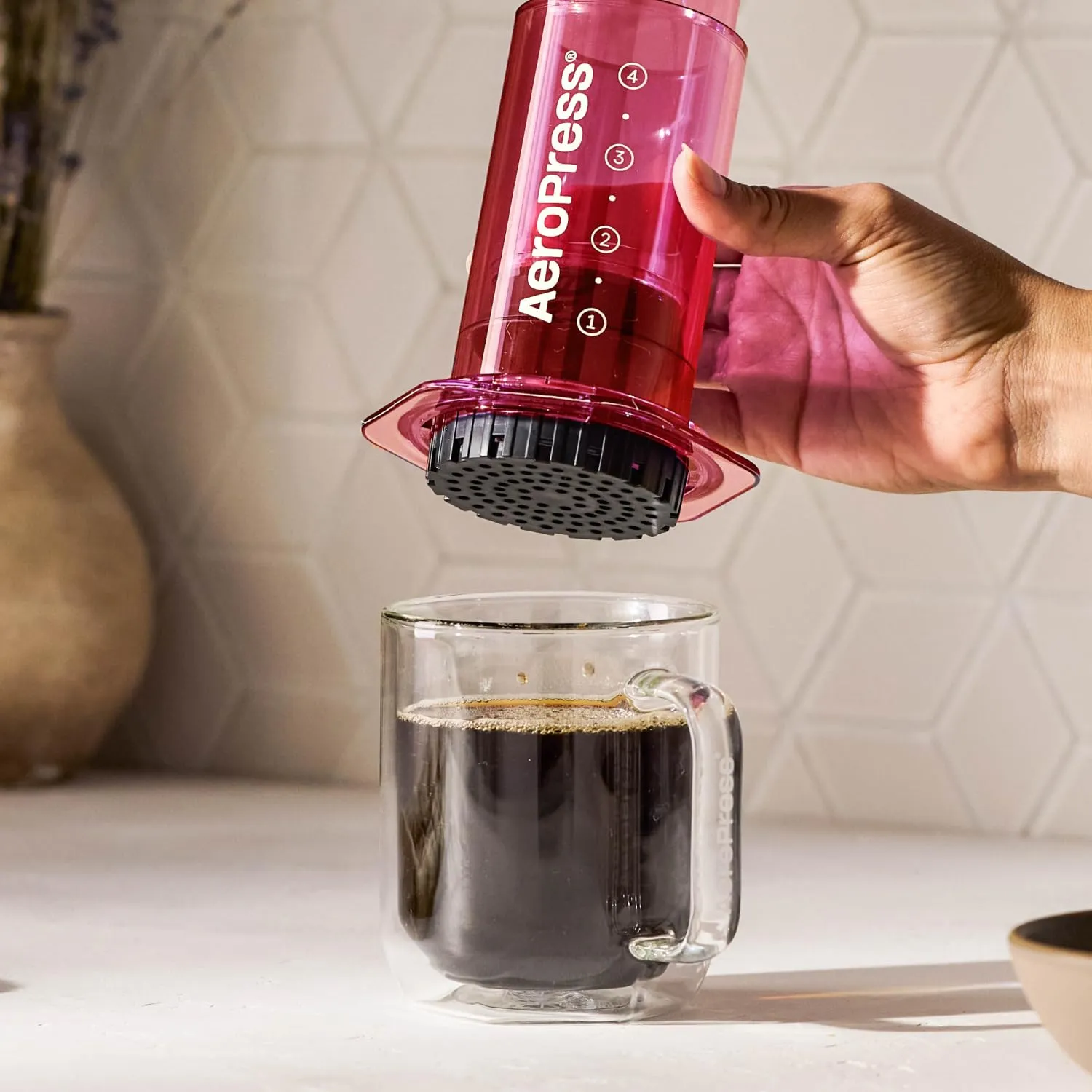 AeroPress Clear Pink Coffee Press, French Press tutto in uno, macchina da caffè manuale stile espresso e pour-over, infusione in 2 minuti, piccola macchina portatile da viaggio e campeggio - immagine 5