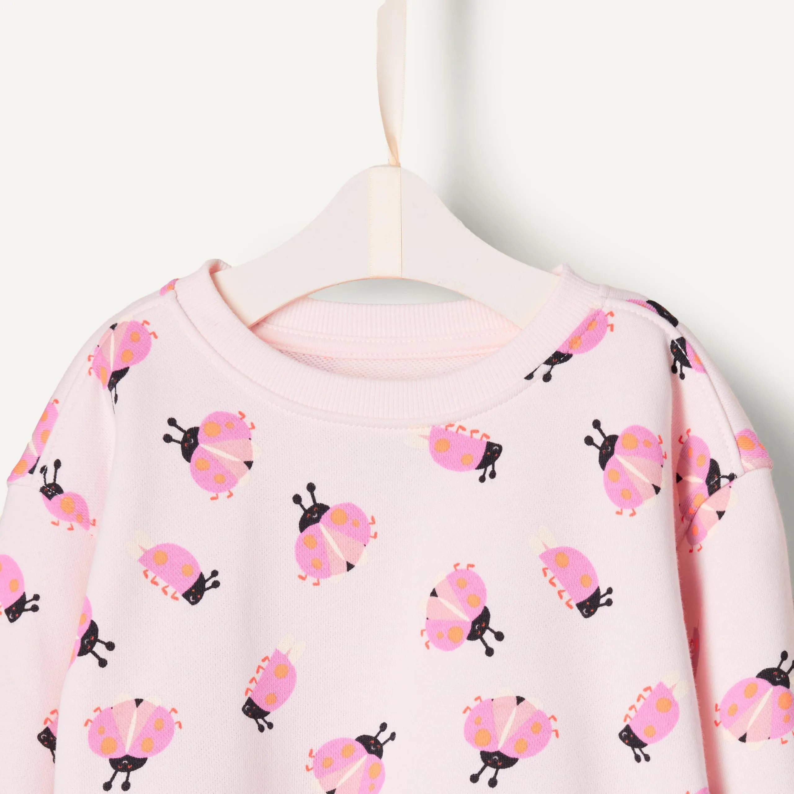 Amazon Essentials x Sofia Grainge Set con Felpa E Pantaloni Sportivi Unisex - Bimbi 0-24, Rosa Pallido Sciame di Coccinelle, 24 Mesi - immagine 4