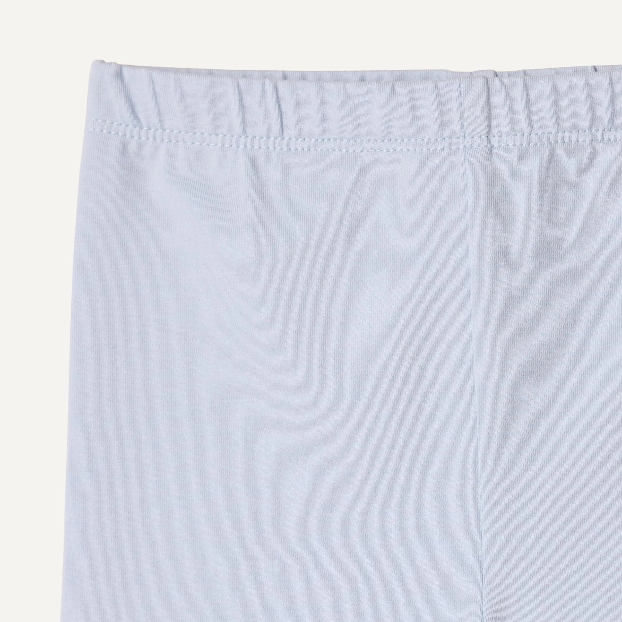 Amazon Essentials x Sofia Grainge Leggings alla Caviglia Traspiranti in Cotone Bambine e Ragazze, Confezione da 3, Avorio/Blu Chiaro/Blu Marino Scuro, 12 Mesi - immagine 4