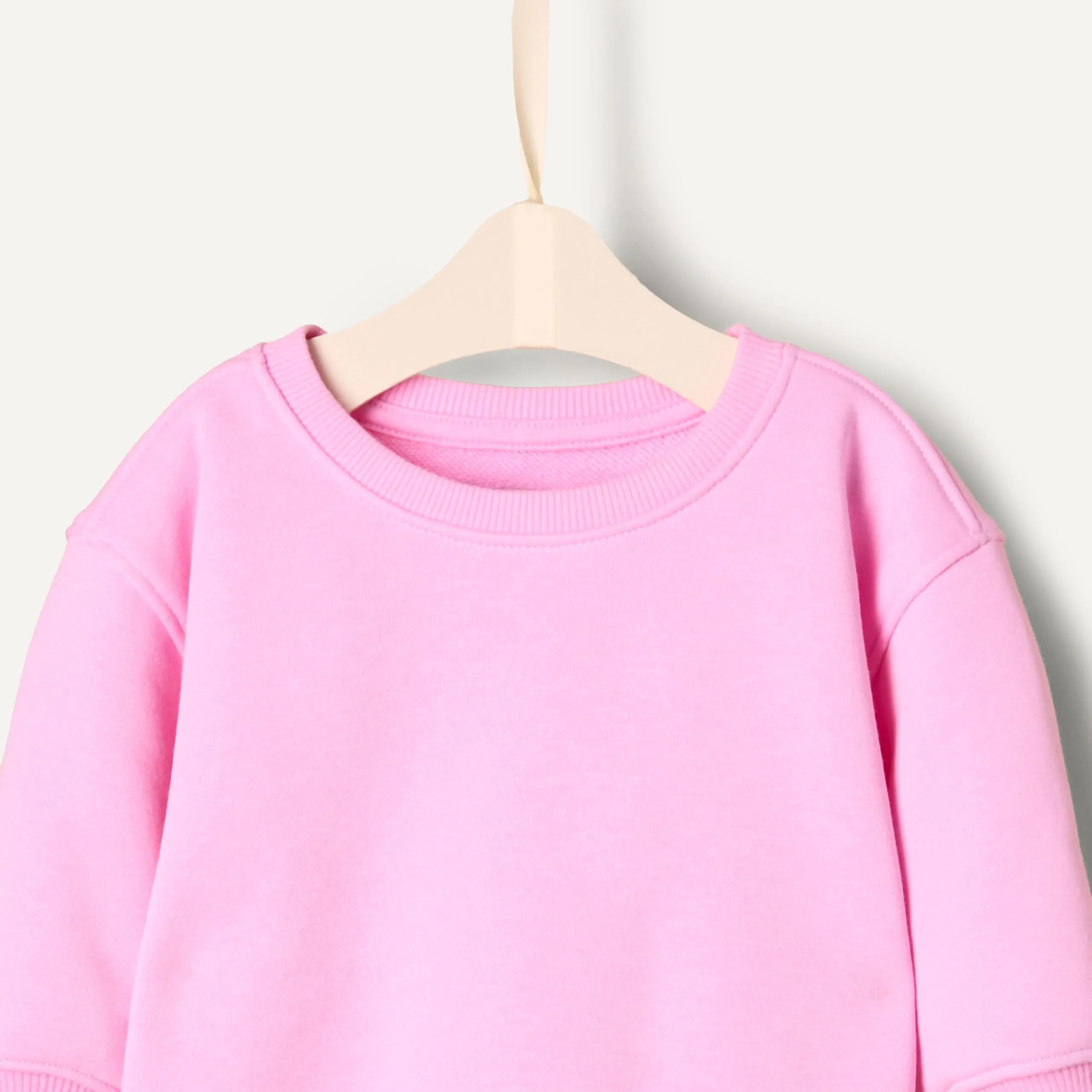 Amazon Essentials x Sofia Grainge Set con Felpa E Pantaloni Sportivi Unisex - Bimbi 0-24, Rosa, 3-6 Mesi - immagine 4