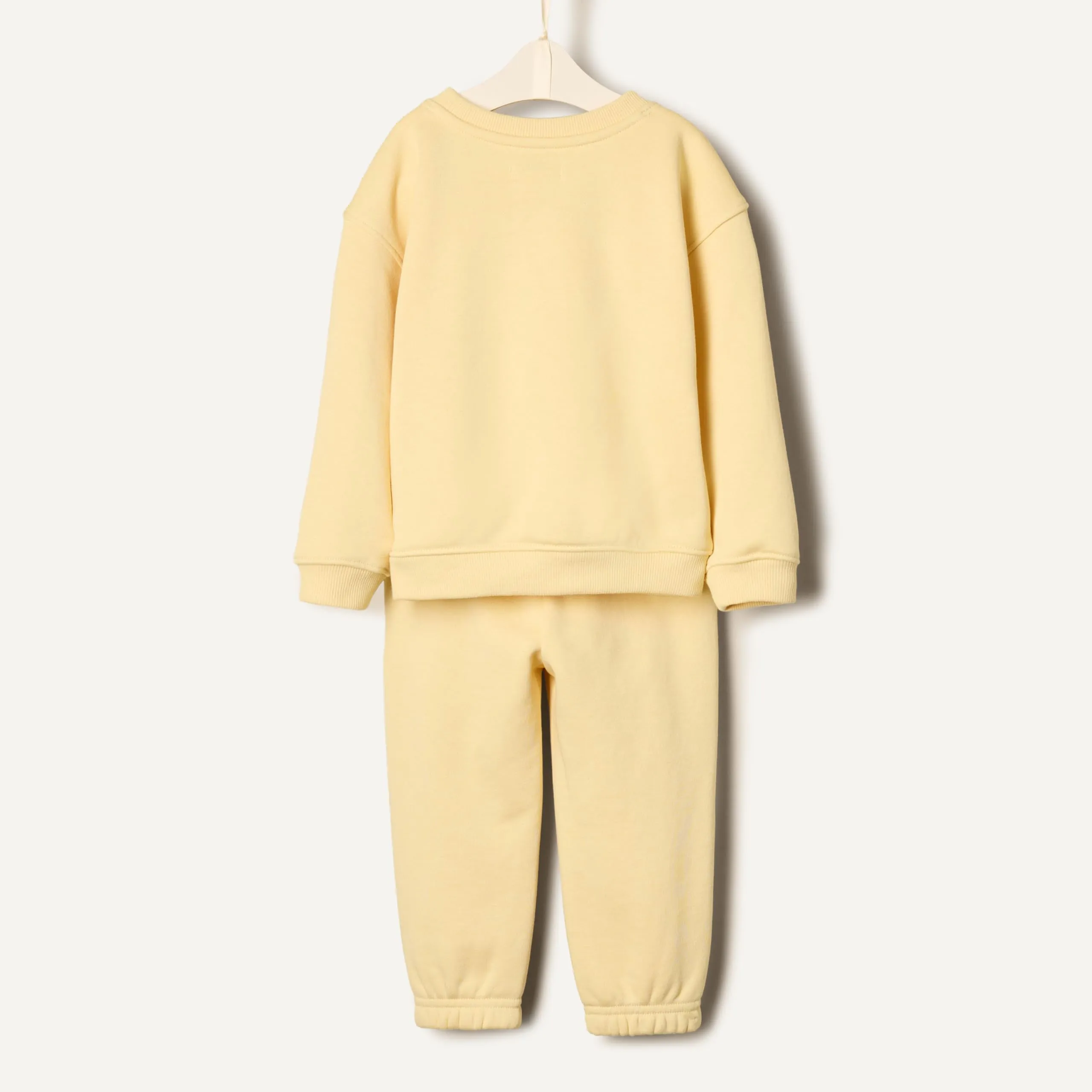 Amazon Essentials x Sofia Grainge Set con Felpa E Pantaloni Sportivi Unisex - Bimbi 0-24, Giallo Burro, 24 Mesi - immagine 5