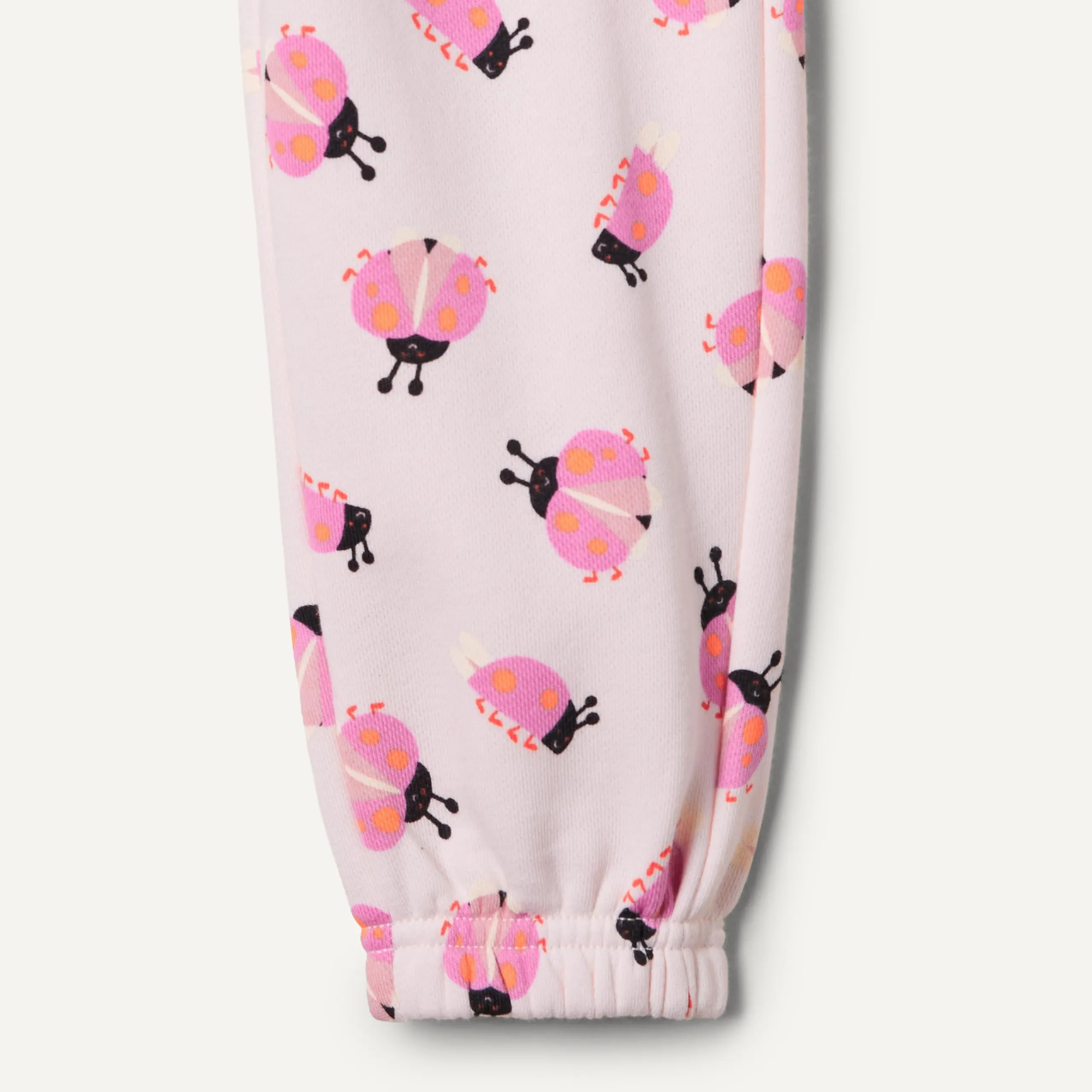 Amazon Essentials x Sofia Grainge Set con Felpa E Pantaloni Sportivi Unisex - Bimbi 0-24, Rosa Pallido Sciame di Coccinelle, 0-3 Mesi - immagine 3