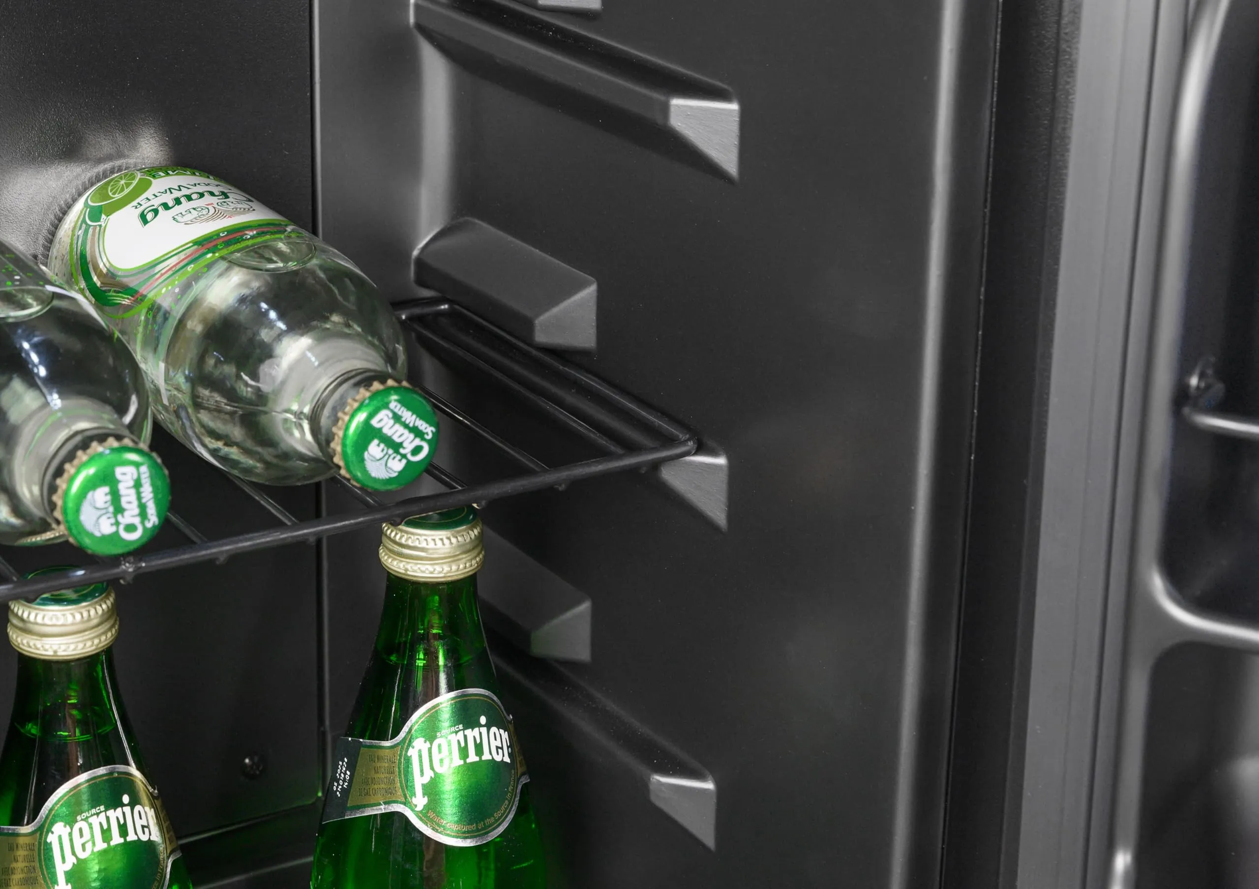 METRO Professional Minifrigo GMB2038B, 43 x 41.5 x 51 cm, 38 L, temperatura: 6-22°C, Illuminazione LED, 1 ripiano regolabile, bassa rumorosità, nero - immagine 7