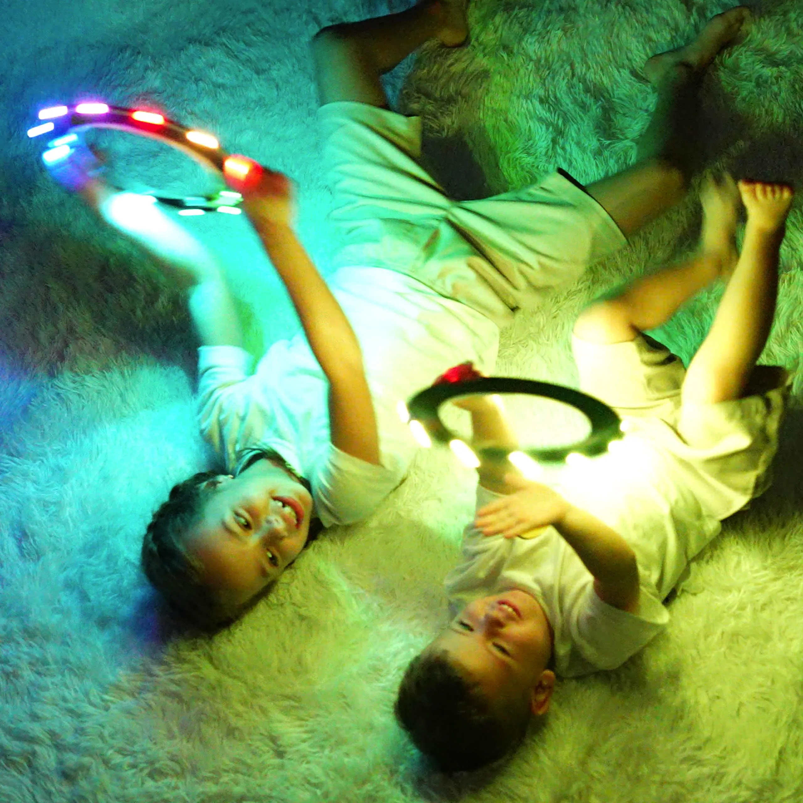 TOSY Flying Ring – 12 LED monocolore, super luminoso, Lost Mode, auto-illuminazione, sicuro e morbido, impermeabile, per Bambini e Ragazzi, piscina, spiaggia e campeggio - immagine 6