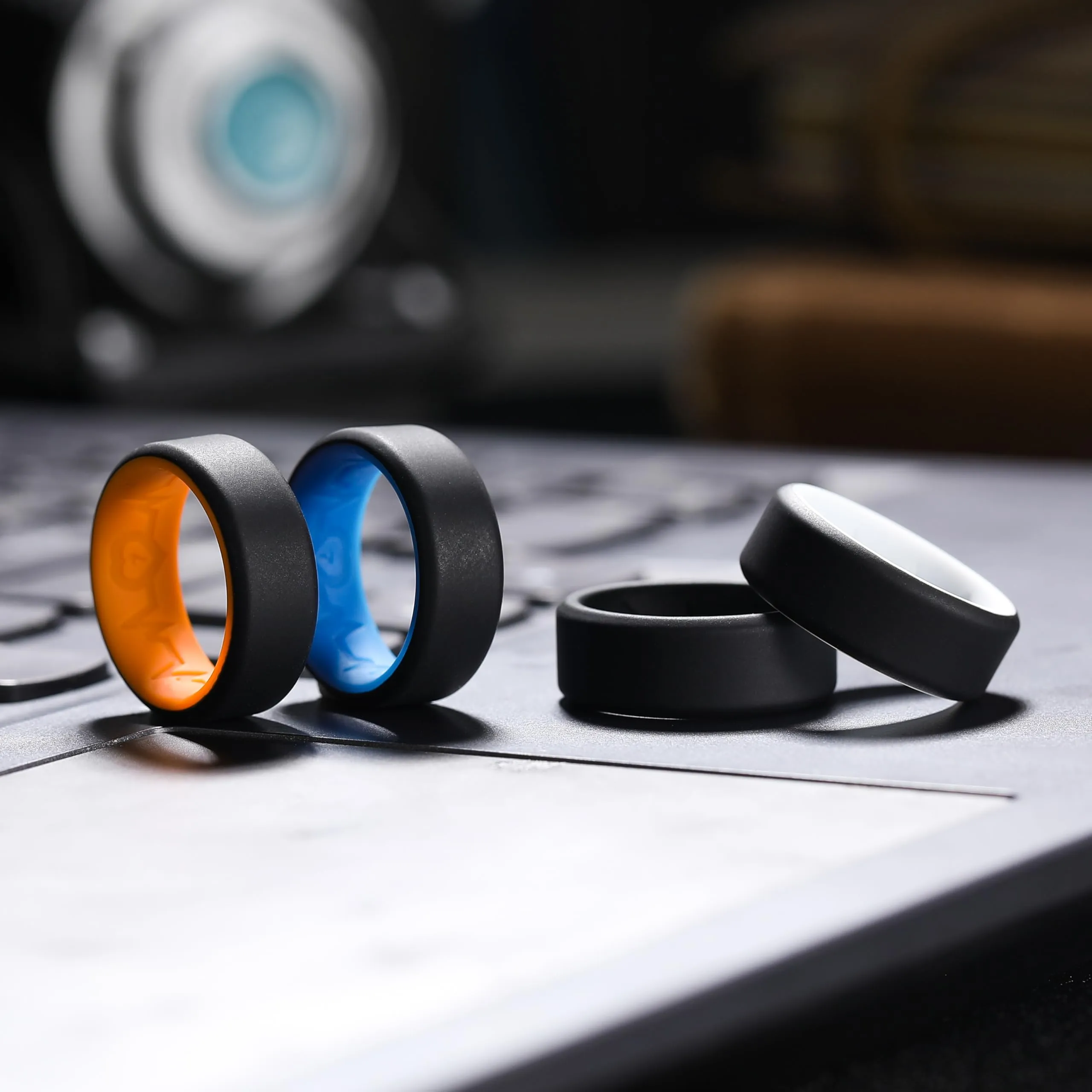 King Will Confezione da 4 anelli in silicone da uomo, design unico con battito cardiaco interno, larghezza 8 mm, spessore 2,2 mm, in gomma traspirante, vestibilità comoda, multicolore, P 1/2(56.97mm), - immagine 3