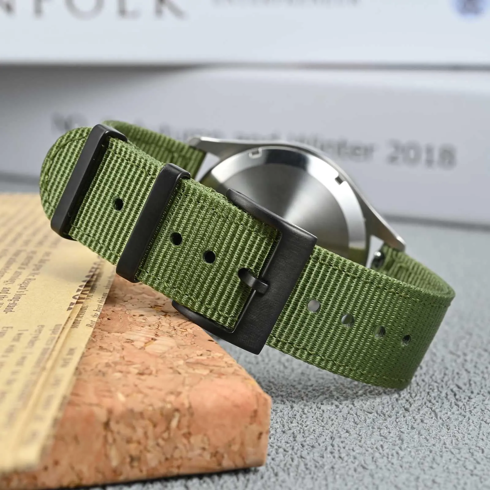 ANBEER 18mm Cinturino in nylon a sgancio rapido in due pezzi con passante in metallo, cinturino in nylon intrecciato a doppio strato,Verde Oliva Fibbia nera - immagine 2