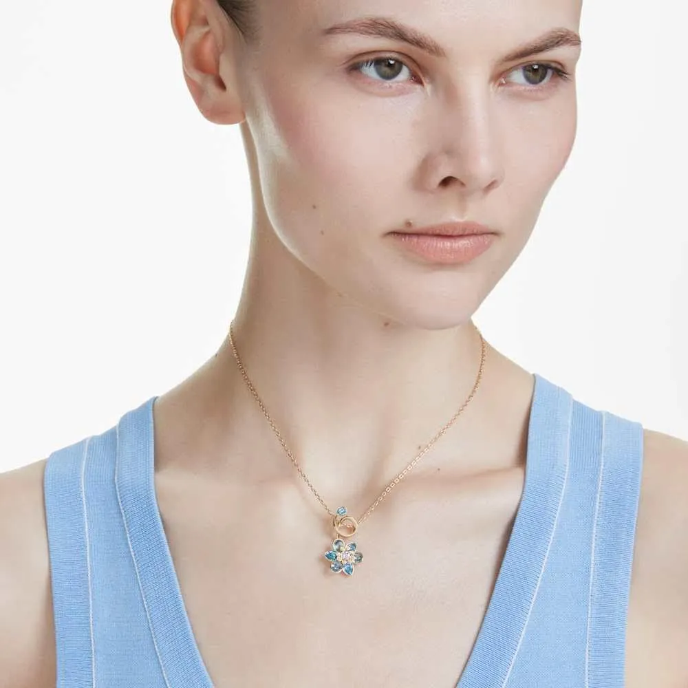 Swarovski Idyllia Collana Pendente, Gioiello Versatile con Cristalli Blu, Motivo a Fiore, Taglio Misto, Chiusura a Moschettone, Placcatura in Tonalità Oro, 42-49 cm, 3,5 x 1,7 cm - immagine 3