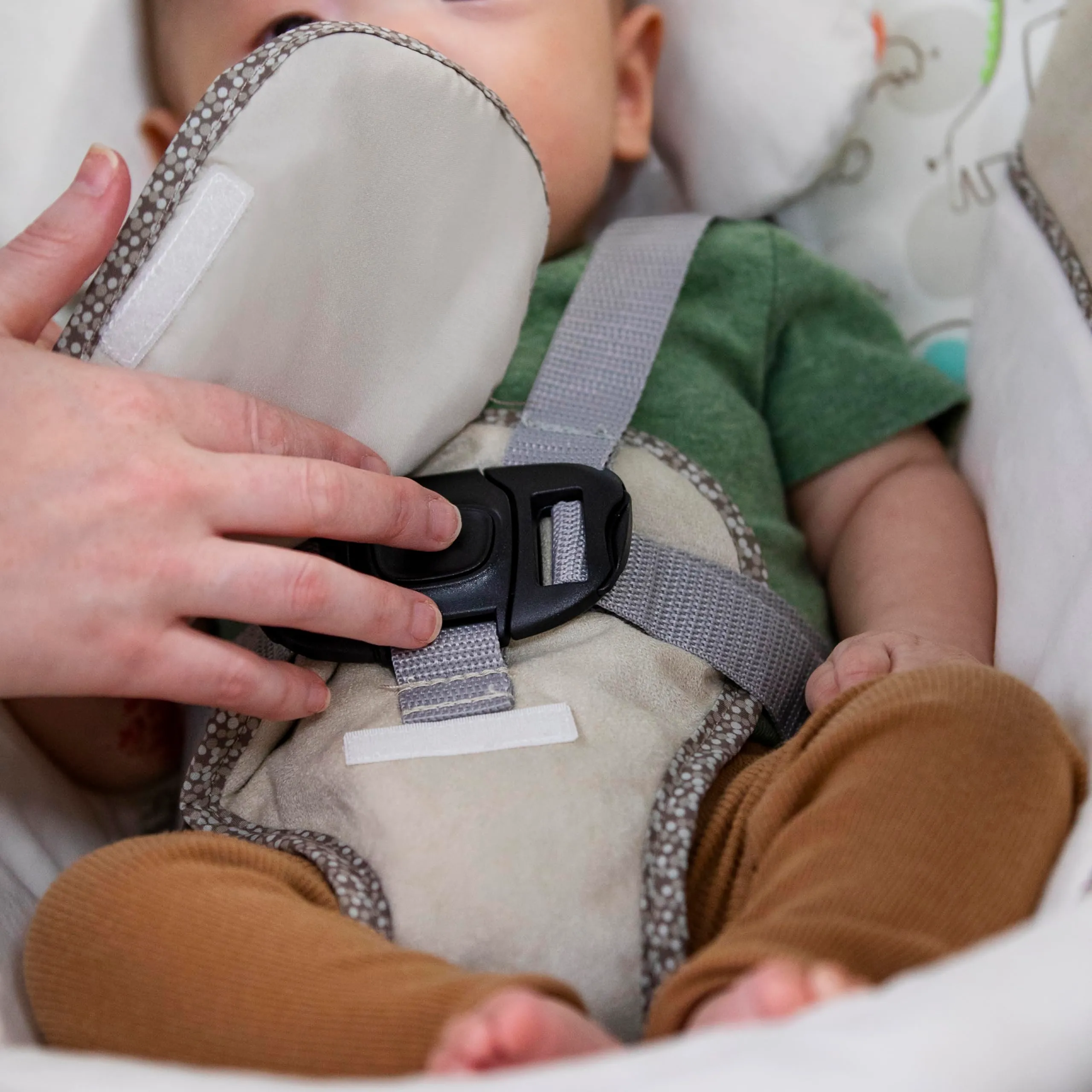Ingenuity, Soothe 'n Delight Altalena portatile compatta a 6 velocità con musica e barra portagiochi, pieghevole per un facile viaggio, Cozy Kingdom, da 0 a 9 mesi di età - immagine 7