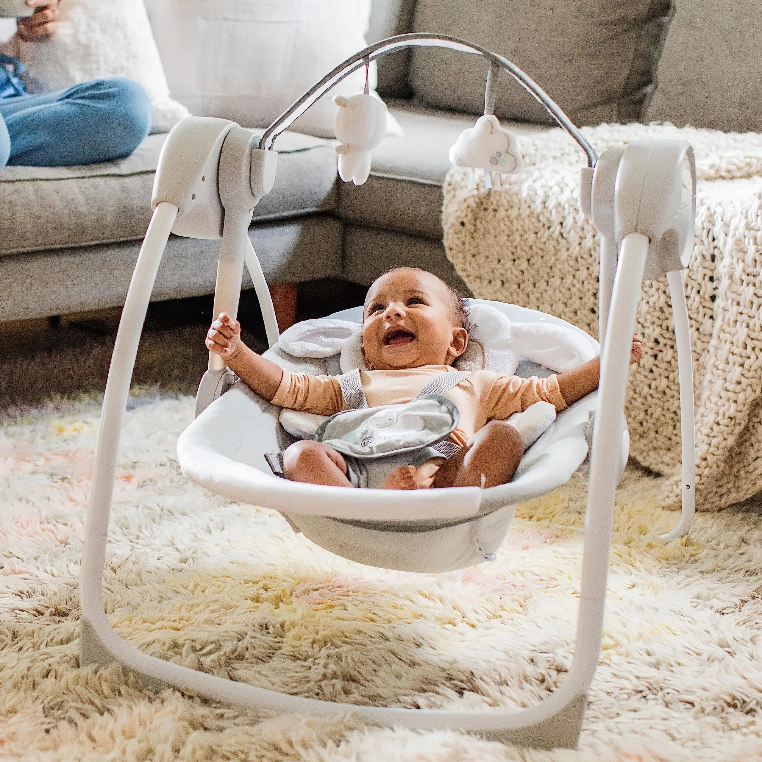 Ingenuity Comfort 2 Go Altalena compatta portatile a 6 velocità con musica, pieghevole, 0-9 mesi (Cuddle Lamb) - immagine 2