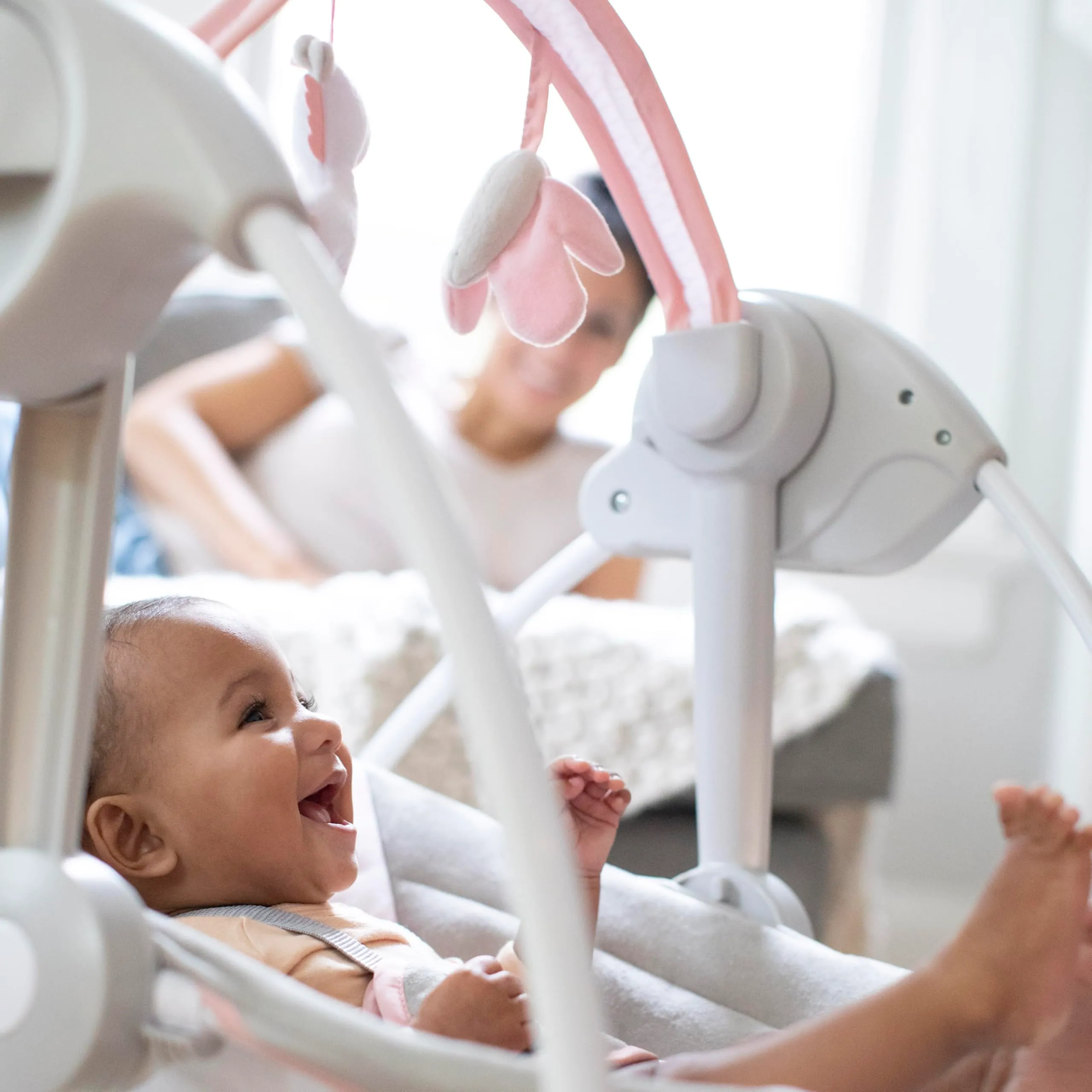 Ingenuity, Altalena e Dondolo Pieghevole e Compatta, Flora l'Unicorno - 6 Velocità di Oscillazione, Temporizzatore, 12 Melodie Rilassanti, Arco di Gioco Rimovibile, Rosa, per Neonato Fino a 9kg - immagine 4