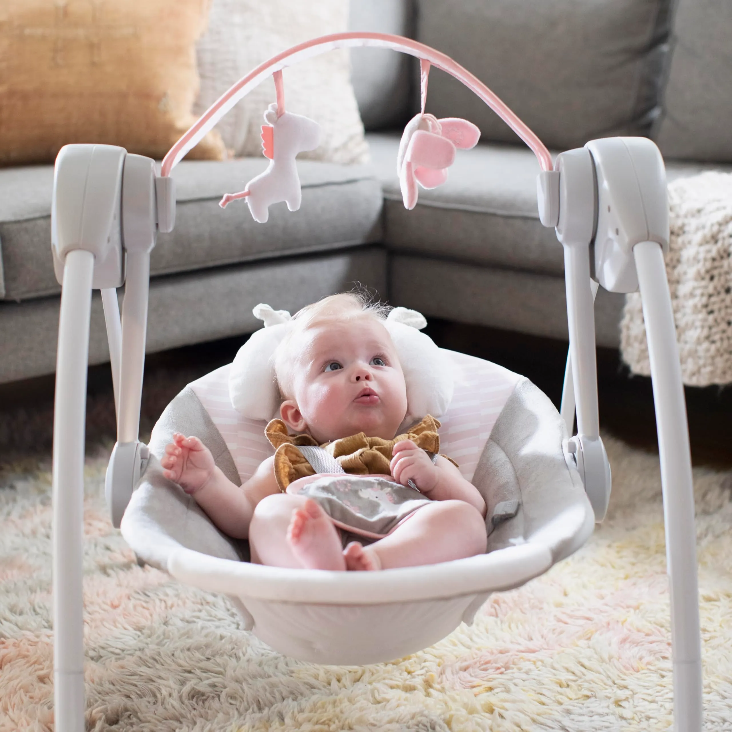 Ingenuity, Altalena e Dondolo Pieghevole e Compatta, Flora l'Unicorno - 6 Velocità di Oscillazione, Temporizzatore, 12 Melodie Rilassanti, Arco di Gioco Rimovibile, Rosa, per Neonato Fino a 9kg - immagine 5
