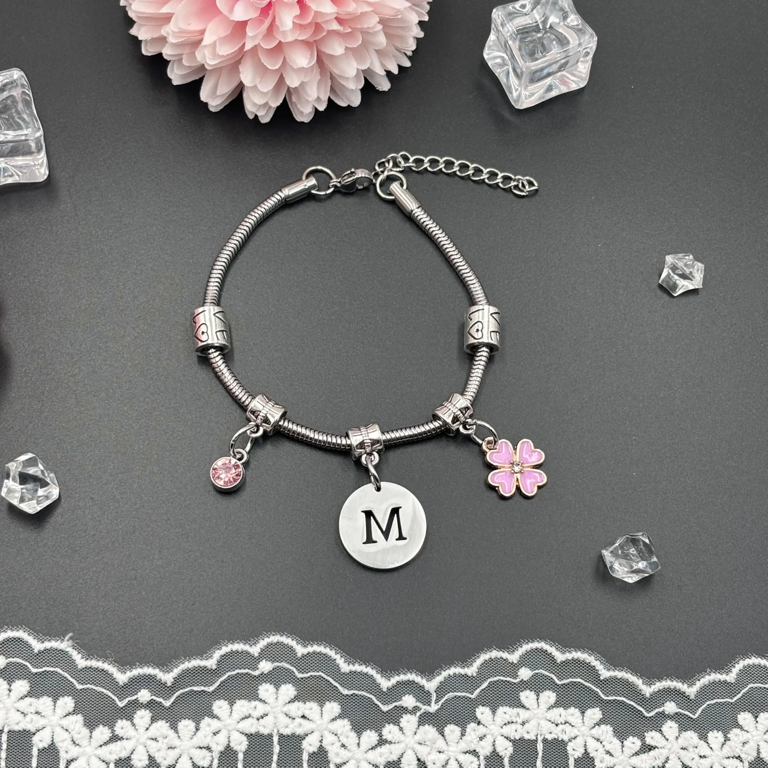 KJKJKJ A-Z 26 Lettera Iniziale Ciondolo Bracciale Donne - Regalo Personalizzato per Natale, Compleanno, Laurea - Idea per Figlia, Sorelle, Amici, Amante (M) - immagine 3