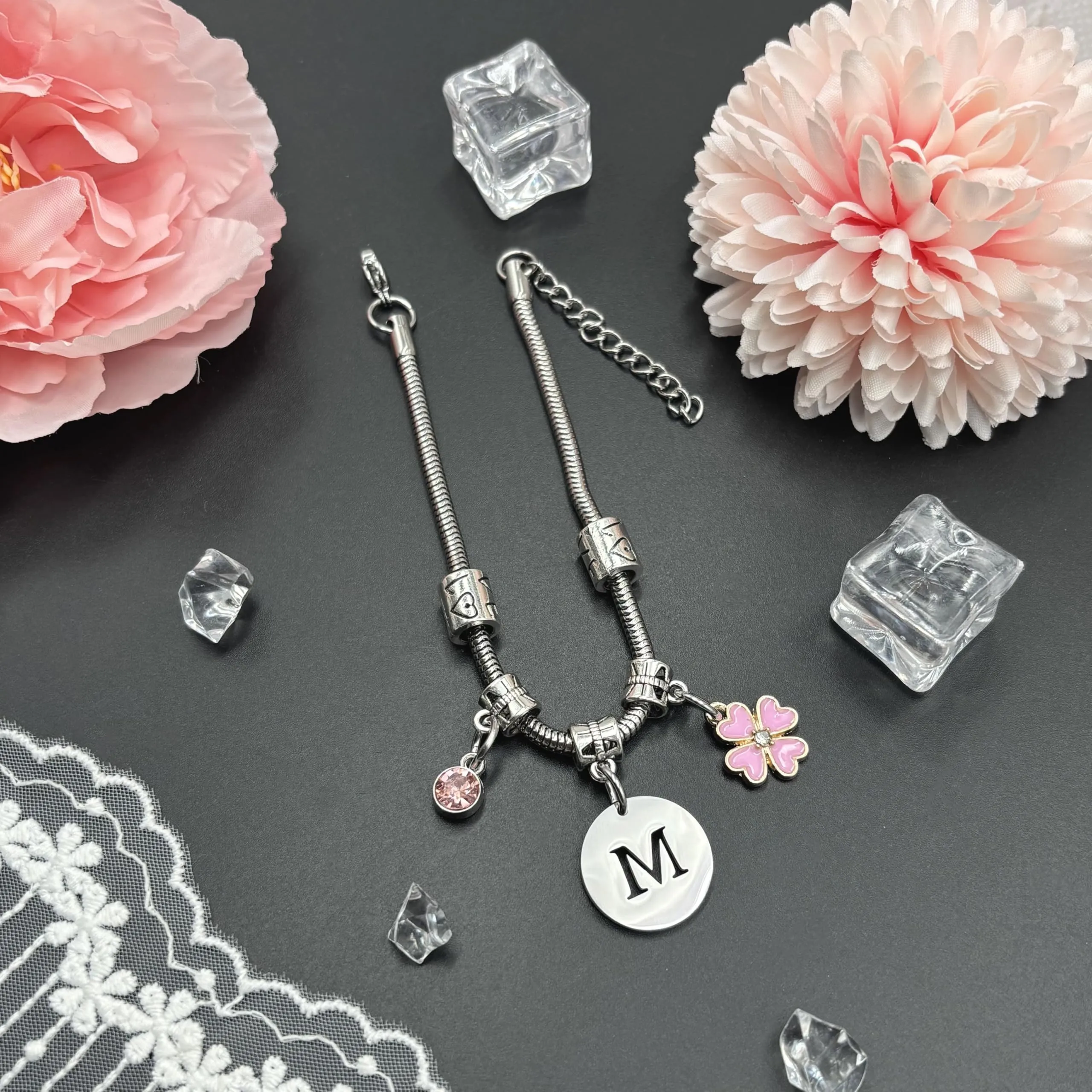 KJKJKJ A-Z 26 Lettera Iniziale Ciondolo Bracciale Donne - Regalo Personalizzato per Natale, Compleanno, Laurea - Idea per Figlia, Sorelle, Amici, Amante (M) - immagine 4