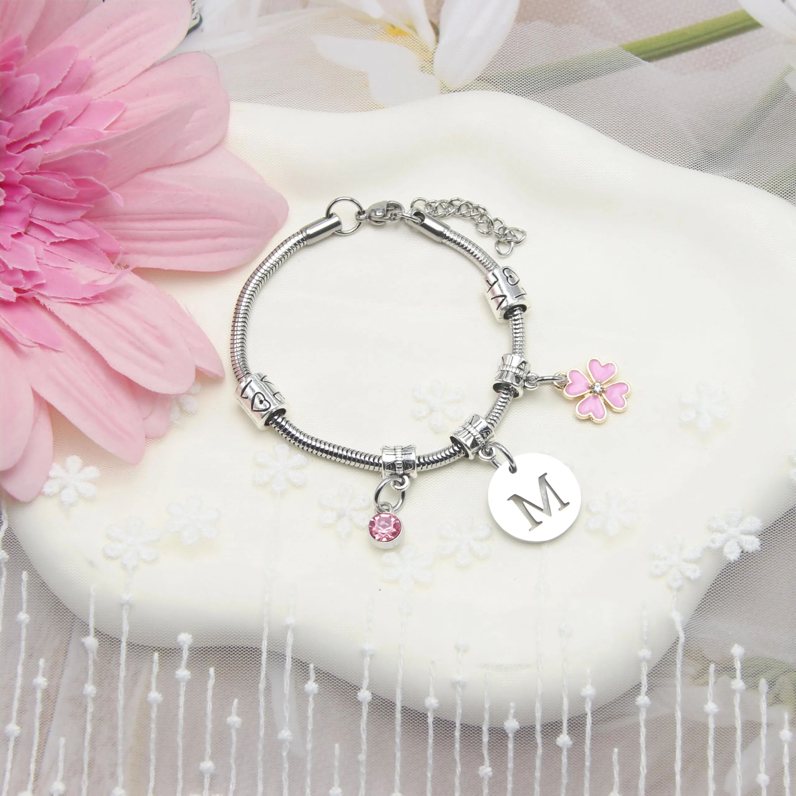 KJKJKJ A-Z 26 Lettera Iniziale Ciondolo Bracciale Donne - Regalo Personalizzato per Natale, Compleanno, Laurea - Idea per Figlia, Sorelle, Amici, Amante (M) - immagine 5