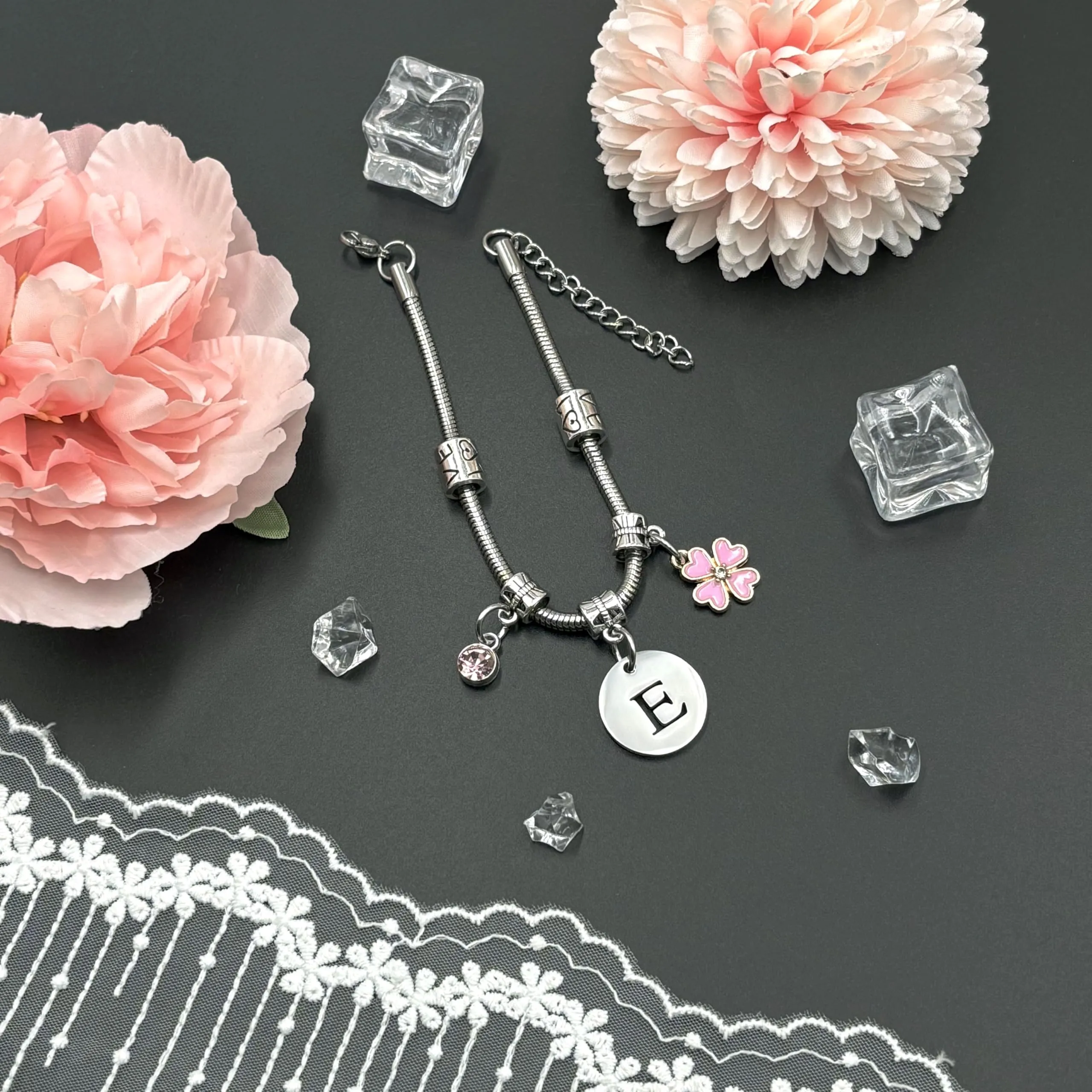 KJKJKJ A-Z 26 Lettera Iniziale Ciondolo Bracciale Donne Personalizzazione Idee Regalo di Compleanno, Natale, Laurea per Figlia, Sorelle, Amici, Amante (E) - immagine 3