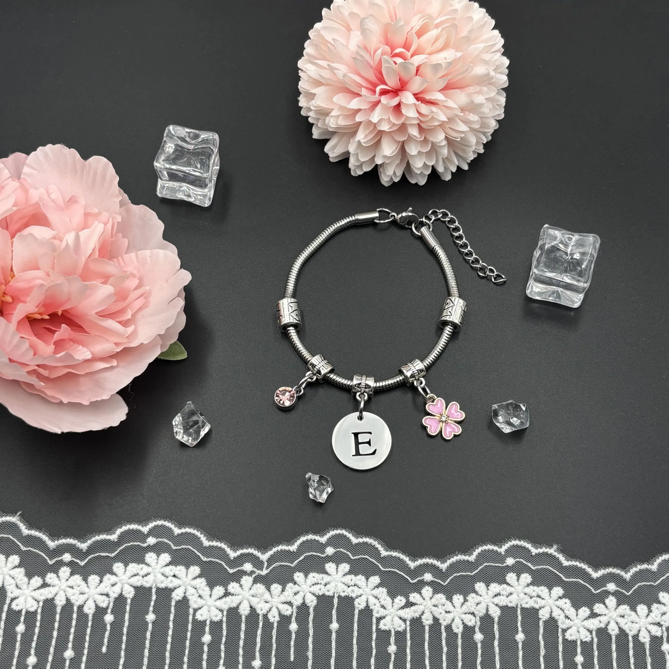 KJKJKJ A-Z 26 Lettera Iniziale Ciondolo Bracciale Donne Personalizzazione Idee Regalo di Compleanno, Natale, Laurea per Figlia, Sorelle, Amici, Amante (E) - immagine 4