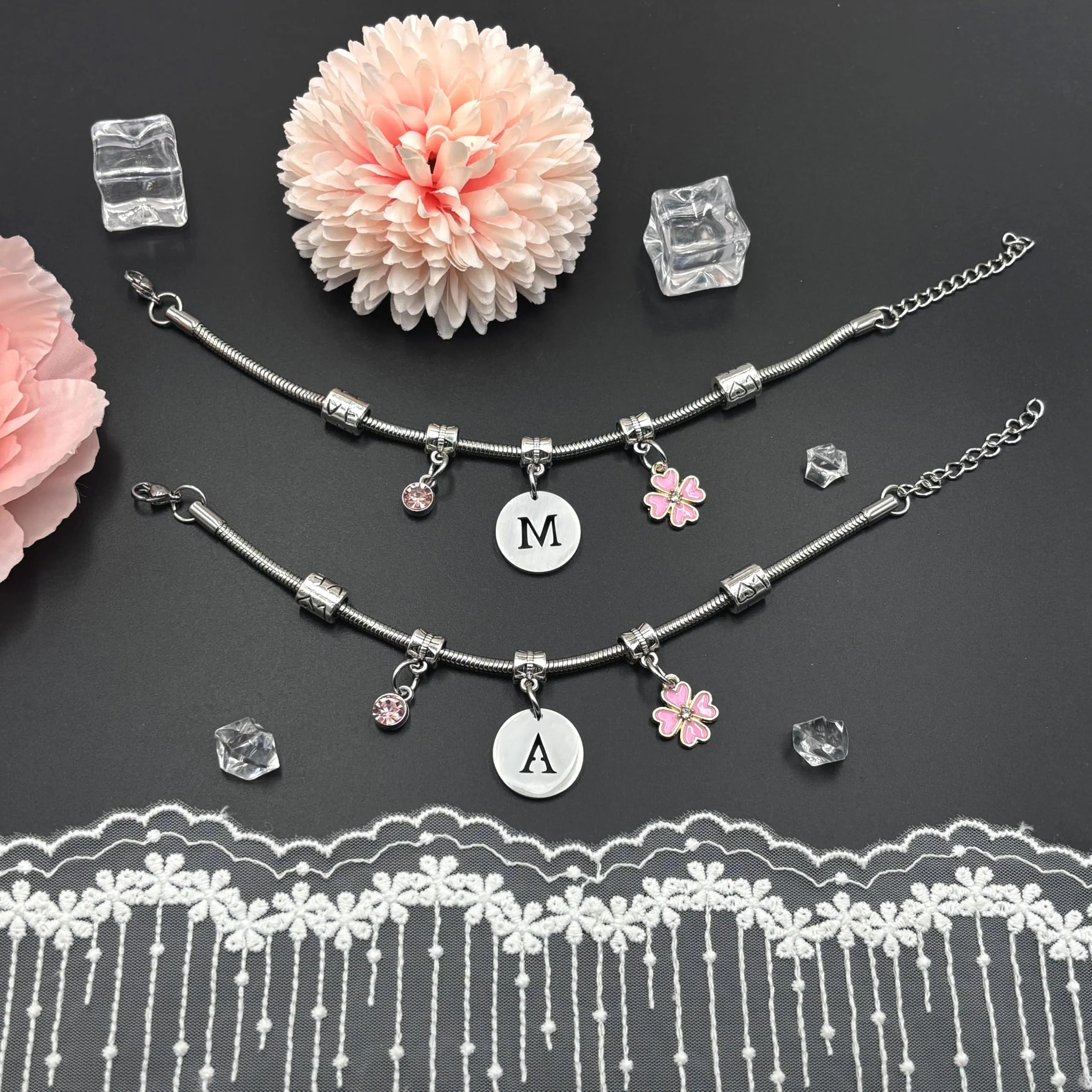 KJKJKJ A-Z 26 Lettera Iniziale Ciondolo Bracciale Donne Personalizzazione Idee Regalo di Compleanno, Natale, Laurea per Figlia, Sorelle, Amici, Amante (E) - immagine 5