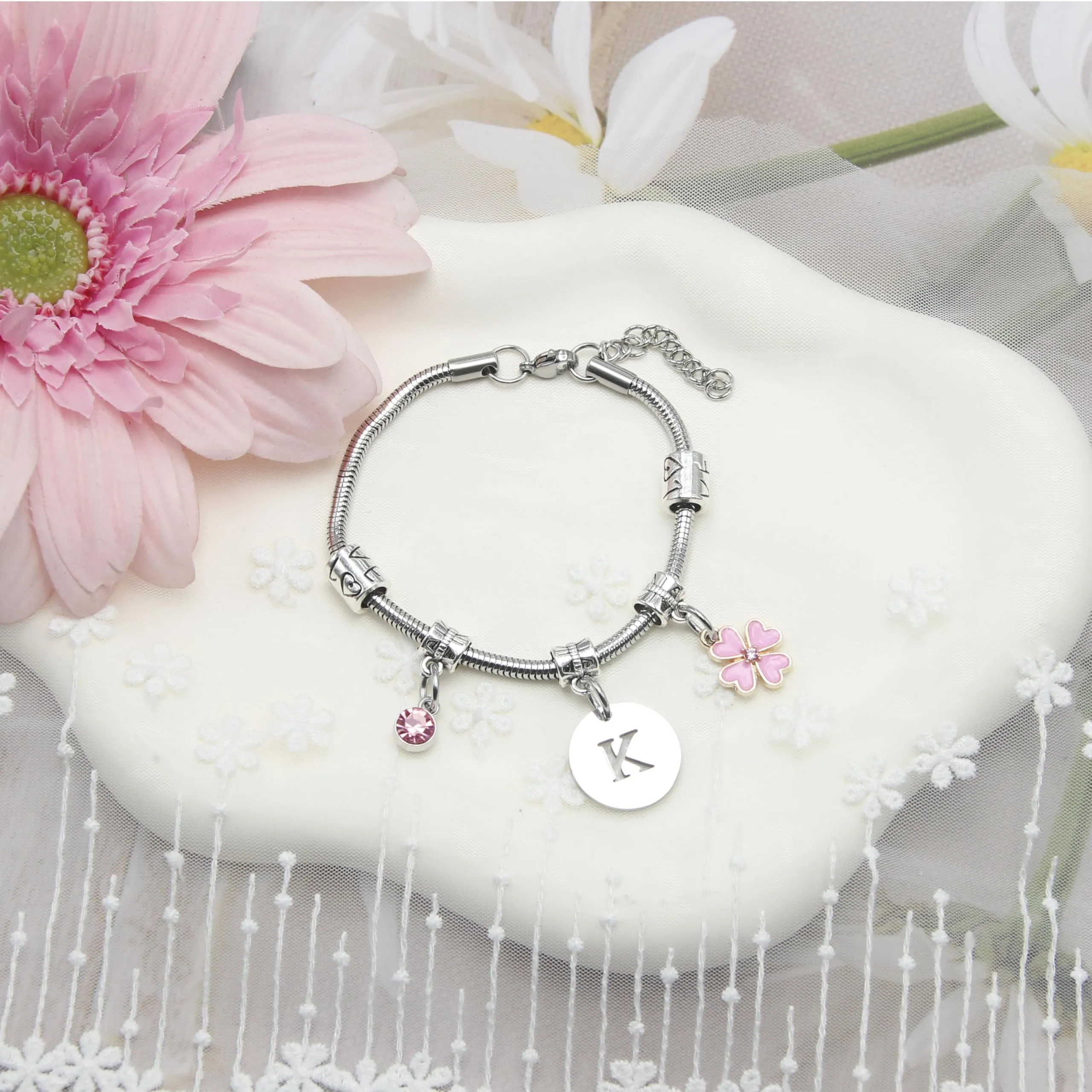KJKJKJ A-Z 26 Lettera Iniziale Ciondolo Bracciale Donne - Regalo Personalizzato per Natale, Compleanno, Laurea - Idea per Figlia, Sorelle, Amici, Amante (K) - immagine 3