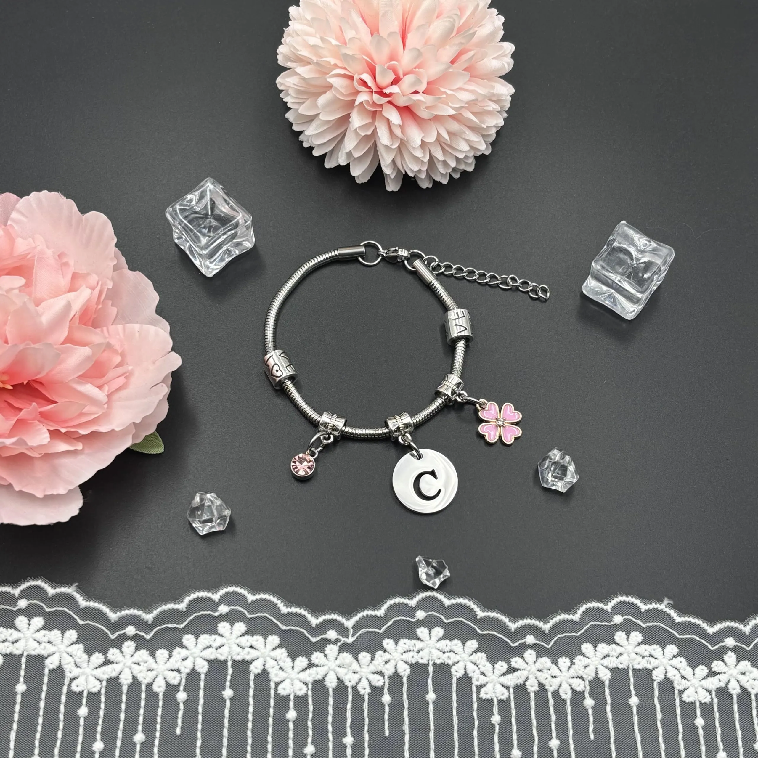 KJKJKJ A-Z 26 Lettera Iniziale Ciondolo Bracciale Donne - Personalizzazione Idee Regalo di Compleanno, Natale, Laurea per Figlia, Sorelle, Amici, Amante (C) - immagine 3
