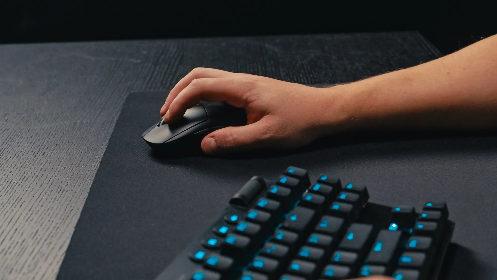 Logitech G 910-006630 mouse Gaming Mano destra RF Wireless Ottico 32000 DPI - immagine 1