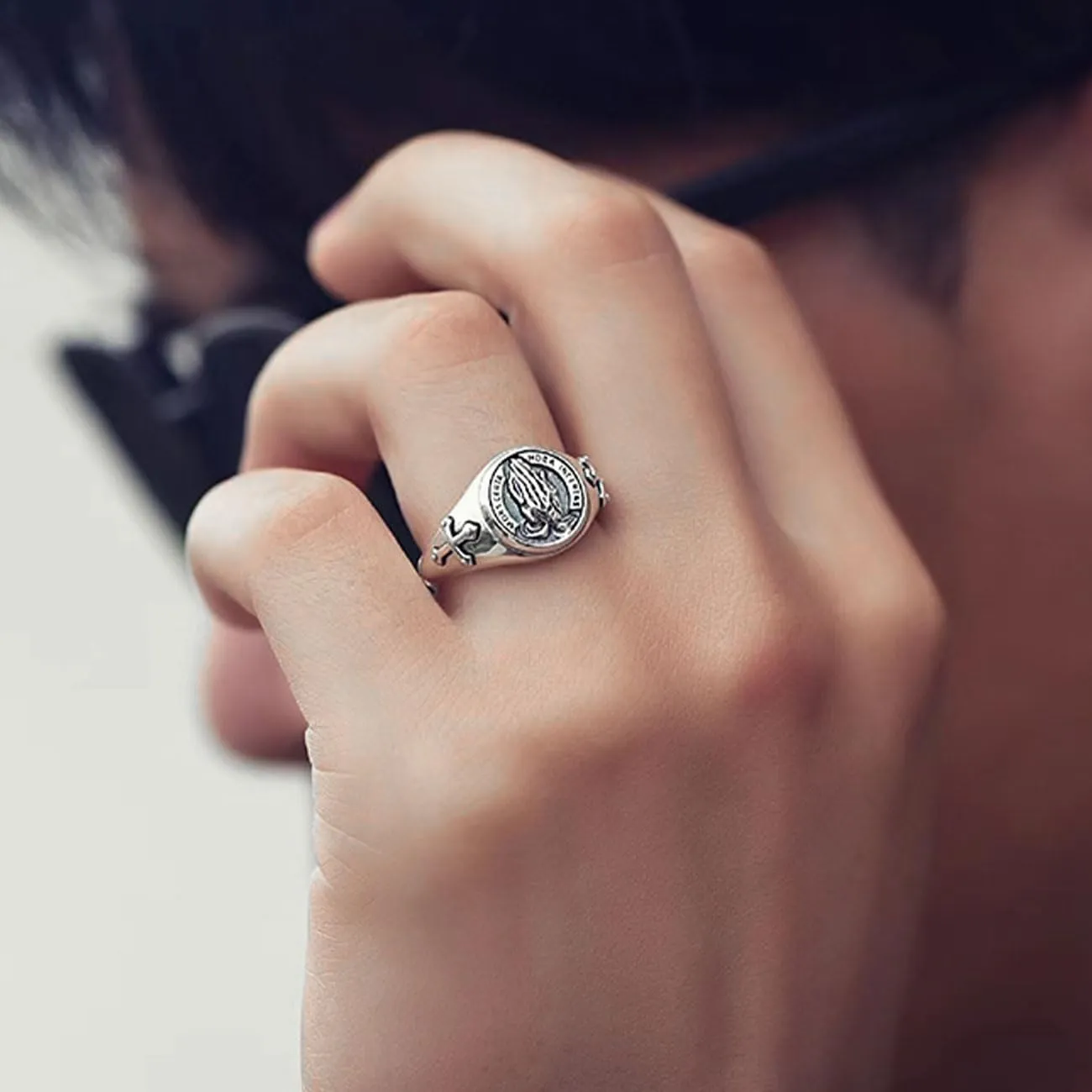 KONFEN Anello da Uomo con Mani in Preghiera, Vichingo Anelli Regolabili Intagliate per Uomo Materiale Ipoallergenico, Croce Vintage Hip Pop Aperti Gotico Punk Unico Texture Gioielli Uomo, Argento - immagine 7