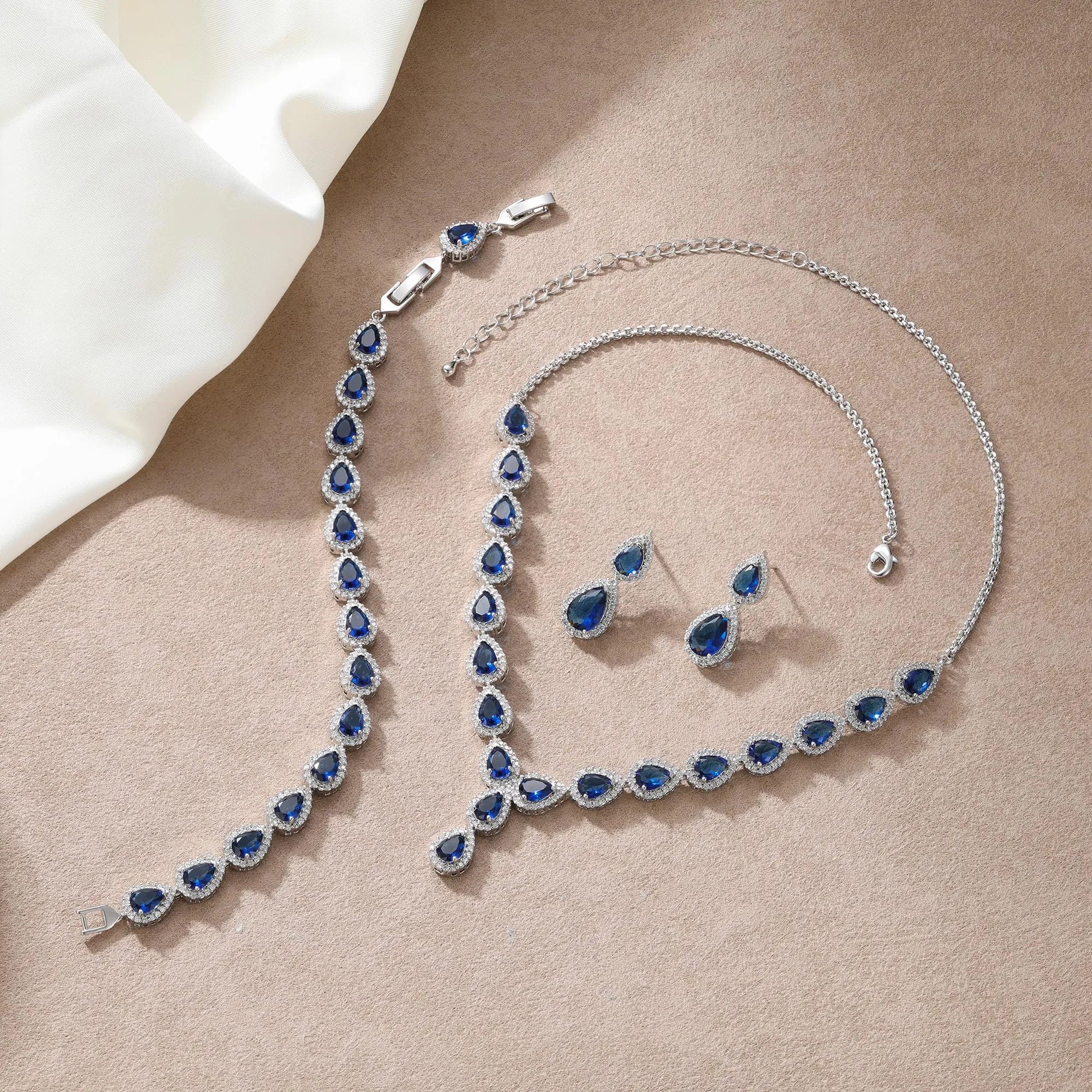 Clearine Gioielli Donna 3-Set Matrimonio Parure per Sposa - Elegante e Splendente Nuziale zircone Infinito Figure 8 Y-Collana Orecchini Braccialetto Pendenti Set Blu Argento-Fondo - immagine 4
