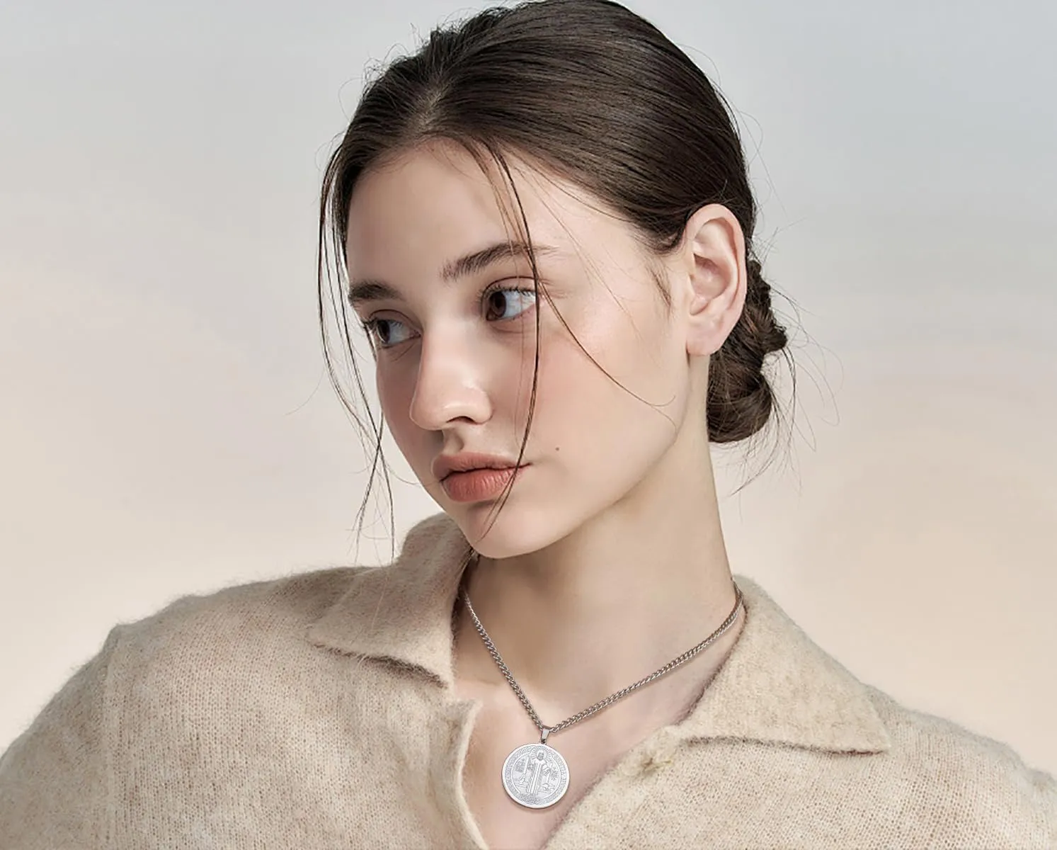 Amaxer Collana di San Benedetto di Nursia per donne, medagliette di protezione religiosa, amuleto, collana per donne e uomini (Argento) - immagine 2