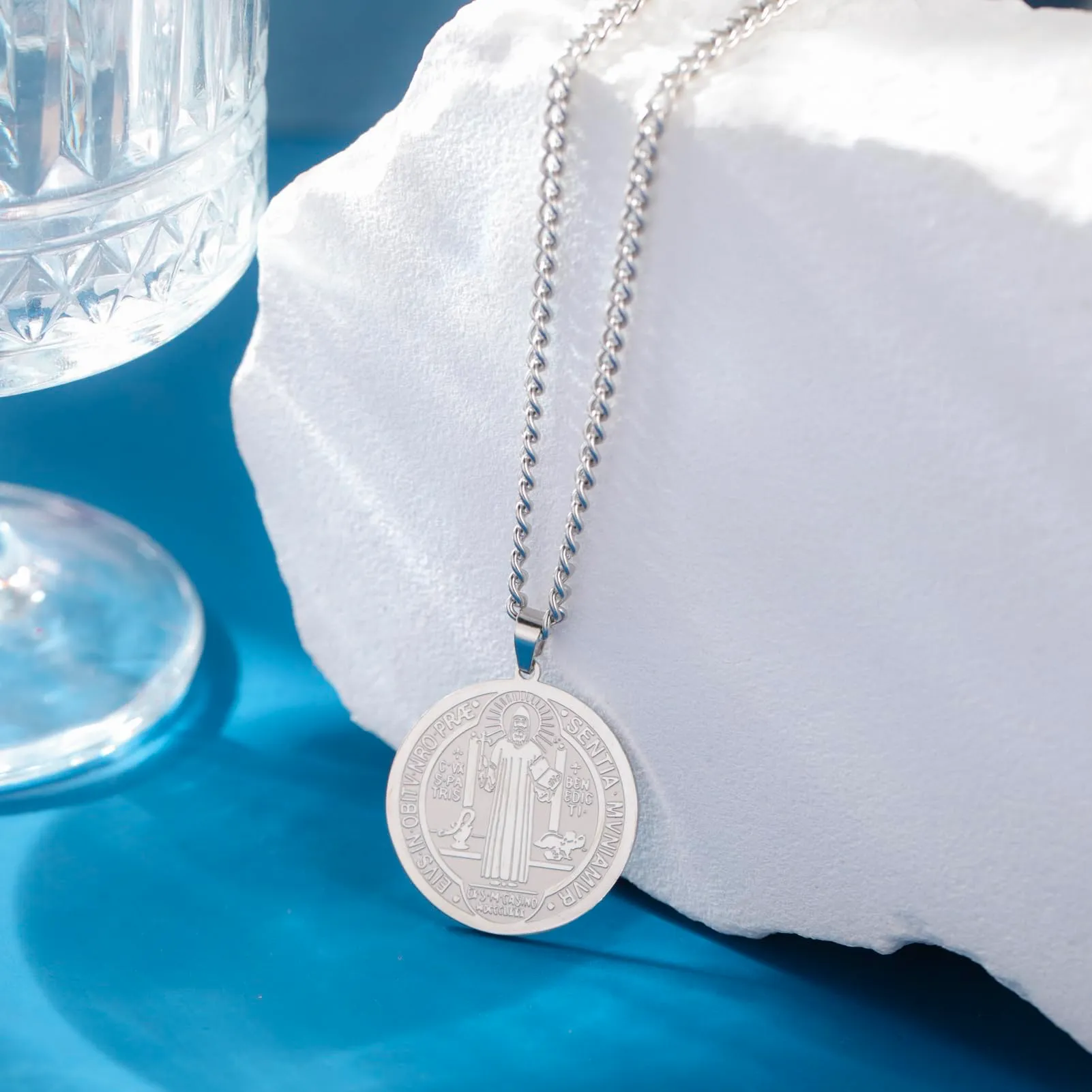 Amaxer Collana di San Benedetto di Nursia per donne, medagliette di protezione religiosa, amuleto, collana per donne e uomini (Argento) - immagine 3