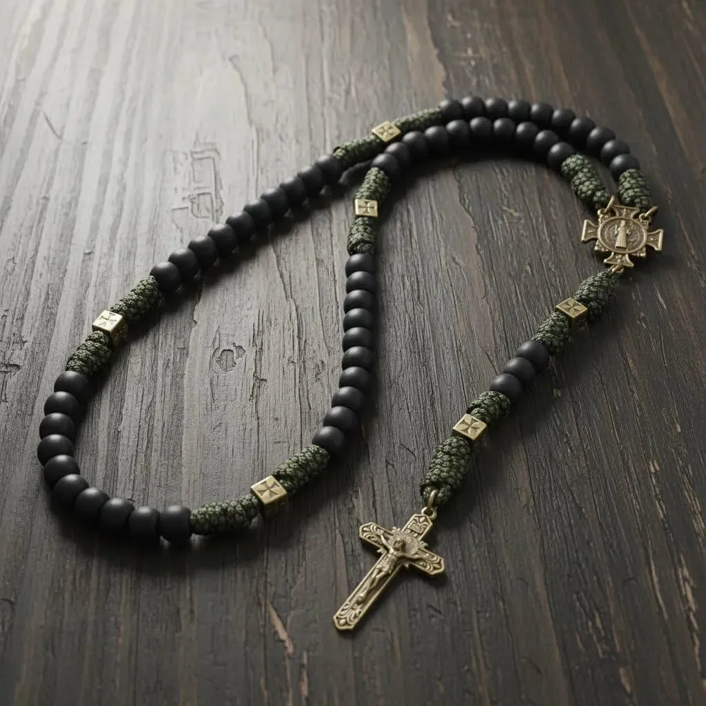 Collana con rosario in paracord resistente e robusto in metallo color bronzo antico, perline di preghiera nere opache con medaglia di San e crocifisso (San Benedetto e croce di San Benedetto) - immagine 2