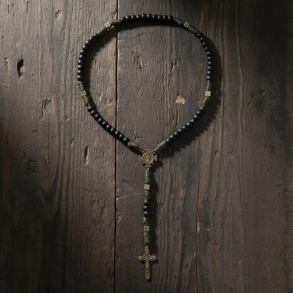 Collana con rosario in paracord resistente e robusto in metallo color bronzo antico, perline di preghiera nere opache con medaglia di San e crocifisso (San Benedetto e croce di San Benedetto) - immagine 3