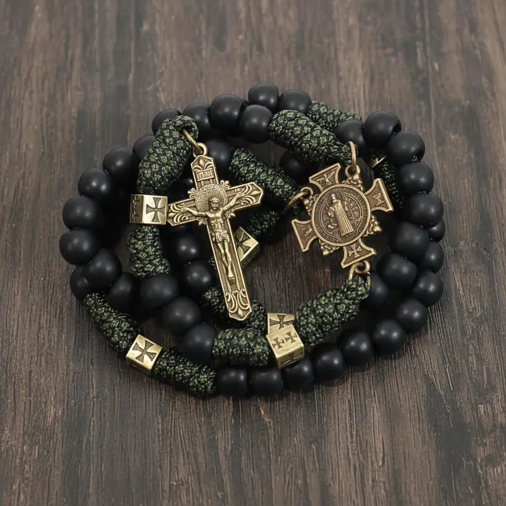 Collana con rosario in paracord resistente e robusto in metallo color bronzo antico, perline di preghiera nere opache con medaglia di San e crocifisso (San Benedetto e croce di San Benedetto) - immagine 5