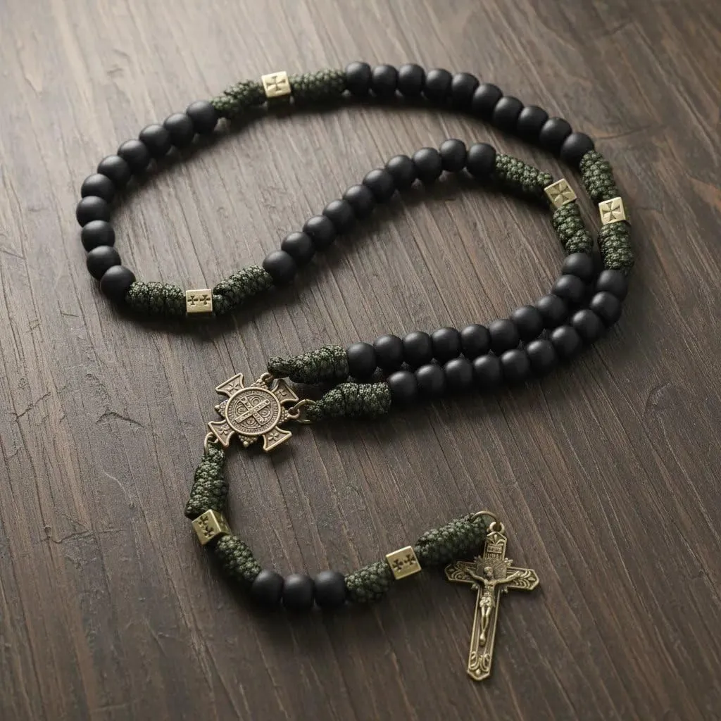 Collana con rosario in paracord resistente e robusto in metallo color bronzo antico, perline di preghiera nere opache con medaglia di San e crocifisso (San Benedetto e croce di San Benedetto) - immagine 6