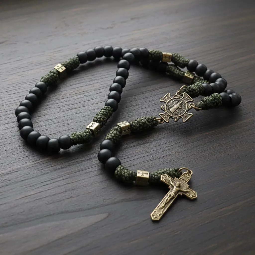 Collana con rosario in paracord resistente e robusto in metallo color bronzo antico, perline di preghiera nere opache con medaglia di San e crocifisso (San Benedetto e croce di San Benedetto) - immagine 7