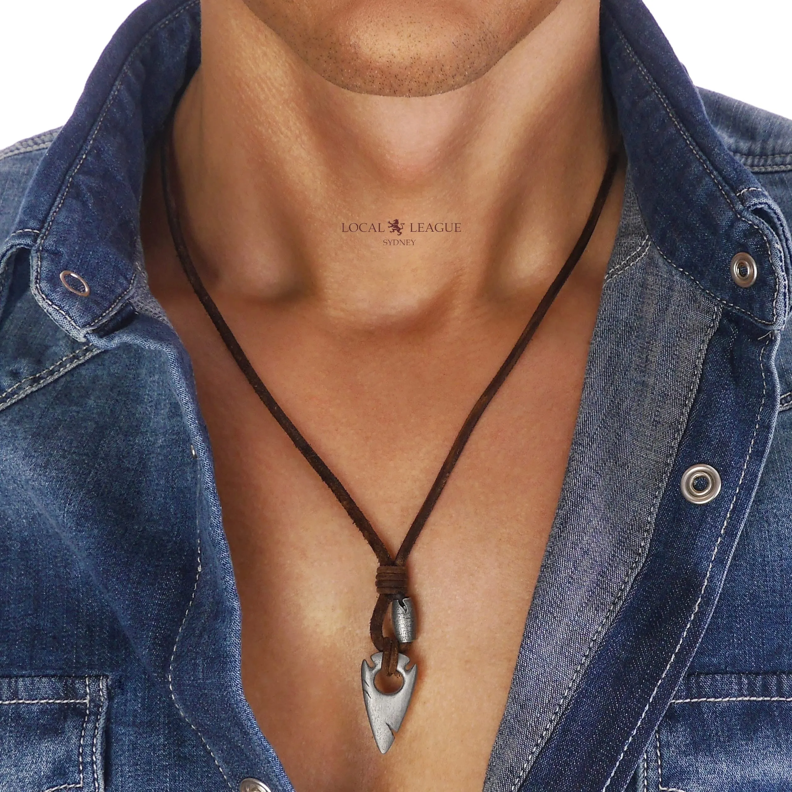 LOCAL LEAGUE Collana in Pelle da Uomo con Pendente in Metallo con TESTA DI FRECCIA Cordoncino Marrone Invecchiato Corda Perizoma per Fidanzato SPIAGGIA Surf Vacanze Outback Hunter Spear 55 cm - immagine 2