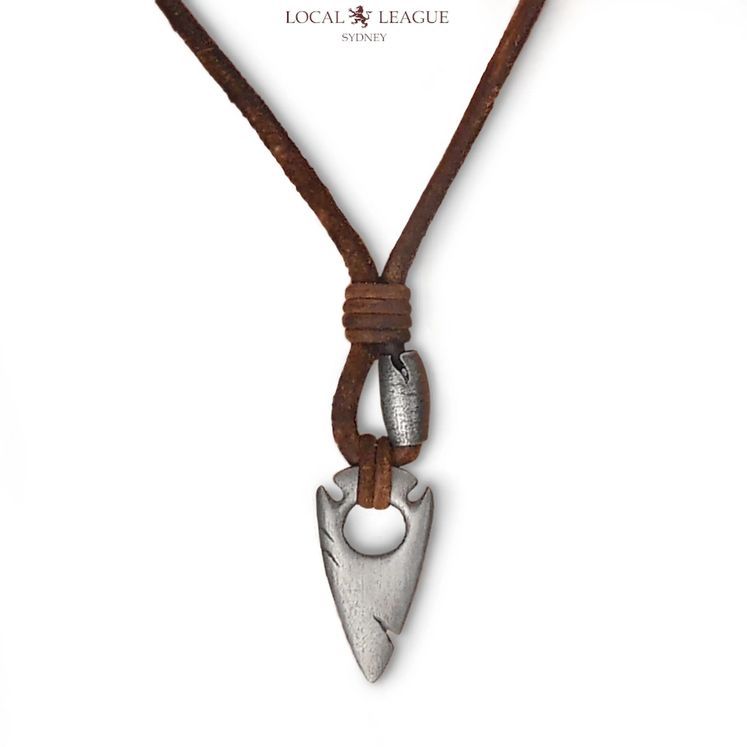 LOCAL LEAGUE Collana in Pelle da Uomo con Pendente in Metallo con TESTA DI FRECCIA Cordoncino Marrone Invecchiato Corda Perizoma per Fidanzato SPIAGGIA Surf Vacanze Outback Hunter Spear 55 cm - immagine 5