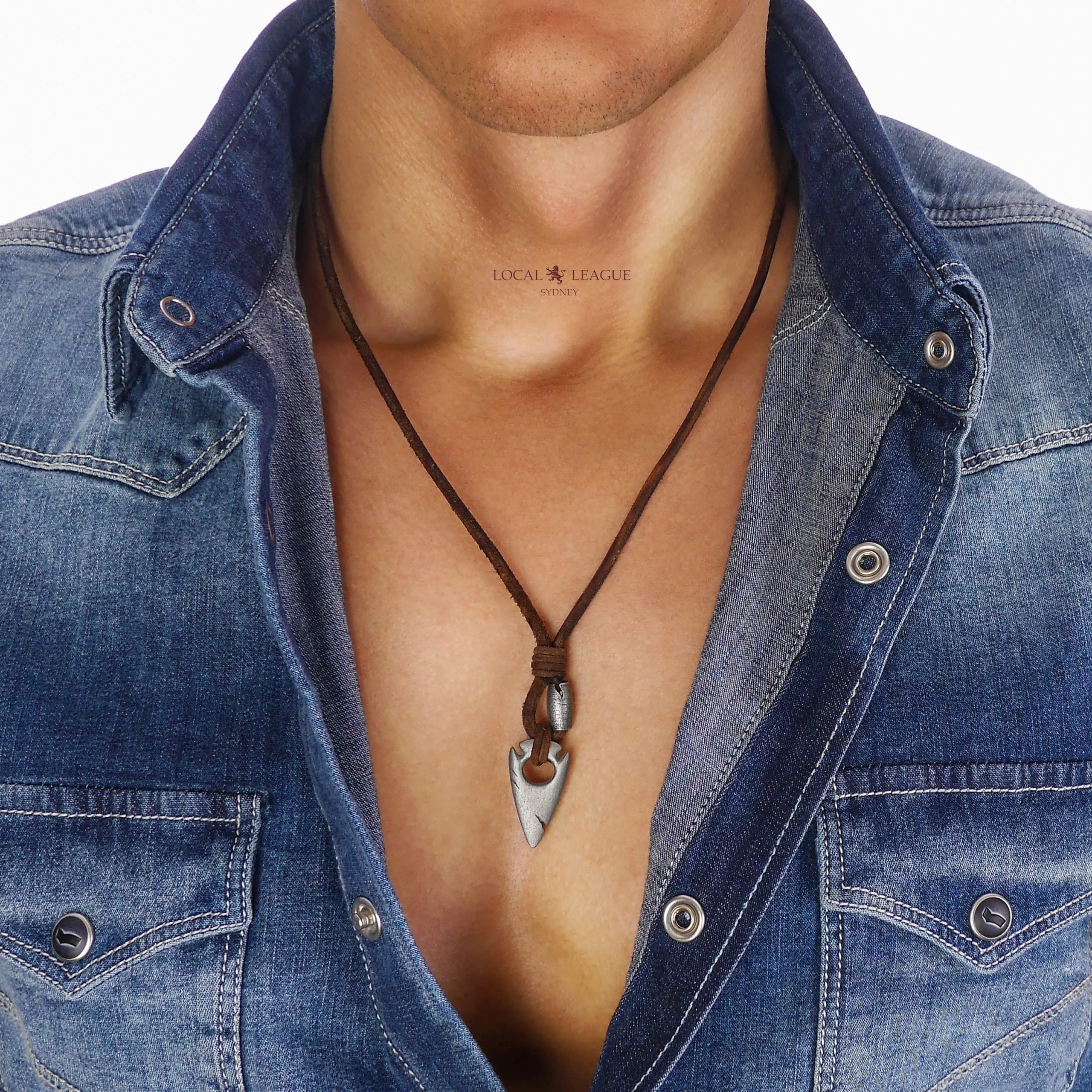 LOCAL LEAGUE Collana in Pelle da Uomo con Pendente in Metallo con TESTA DI FRECCIA Cordoncino Marrone Invecchiato Corda Perizoma per Fidanzato SPIAGGIA Surf Vacanze Outback Hunter Spear 55 cm - immagine 6
