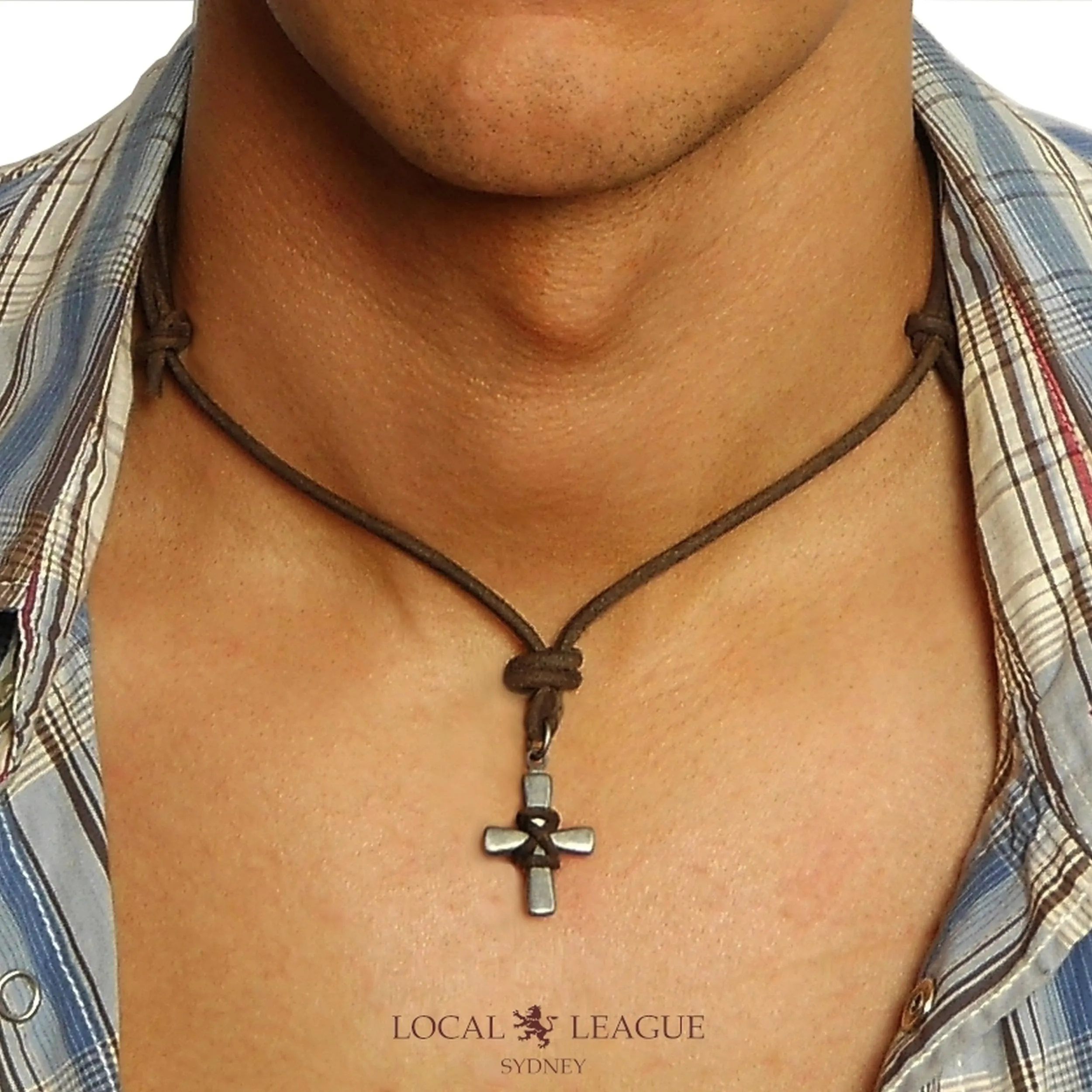 LOCAL LEAGUE Collana con Cordino in Pelle da Uomo con Ciondolo a CROCE in Metallo AUSTRALIAN SURFER Corda Perizoma Marrone Invecchiata Regolabile per Fidanzato SPIAGGIA Vacanze Festival Festa - immagine 2
