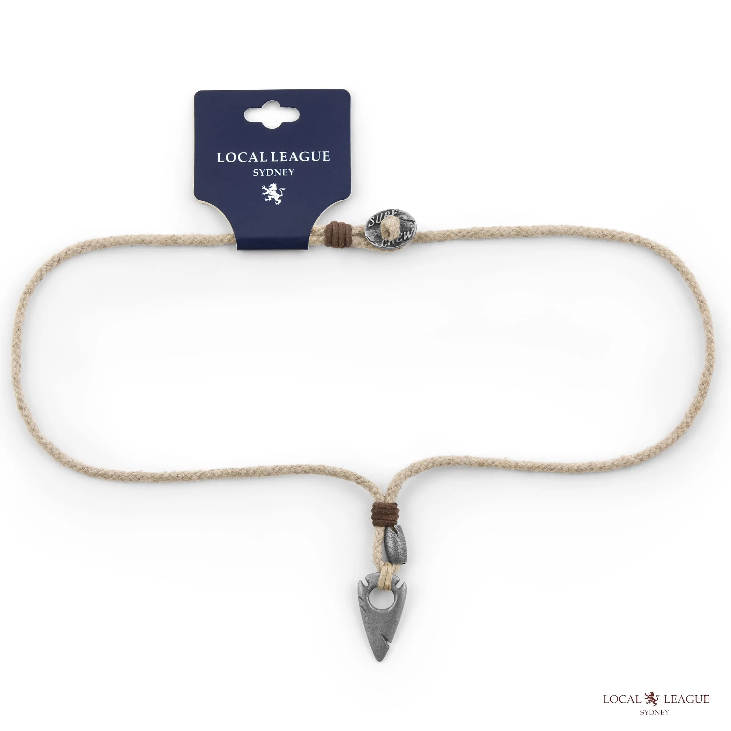LOCAL LEAGUE Collana da Uomo in Iuta di Canapa con Ciondolo in Metallo TESTA DI FRECCIA - Corda Grigia per Fidanzato, SPIAGGIA Surf Vacanze Outback Hunter Spear Festa Australia Clubbing 56 cm - immagine 3