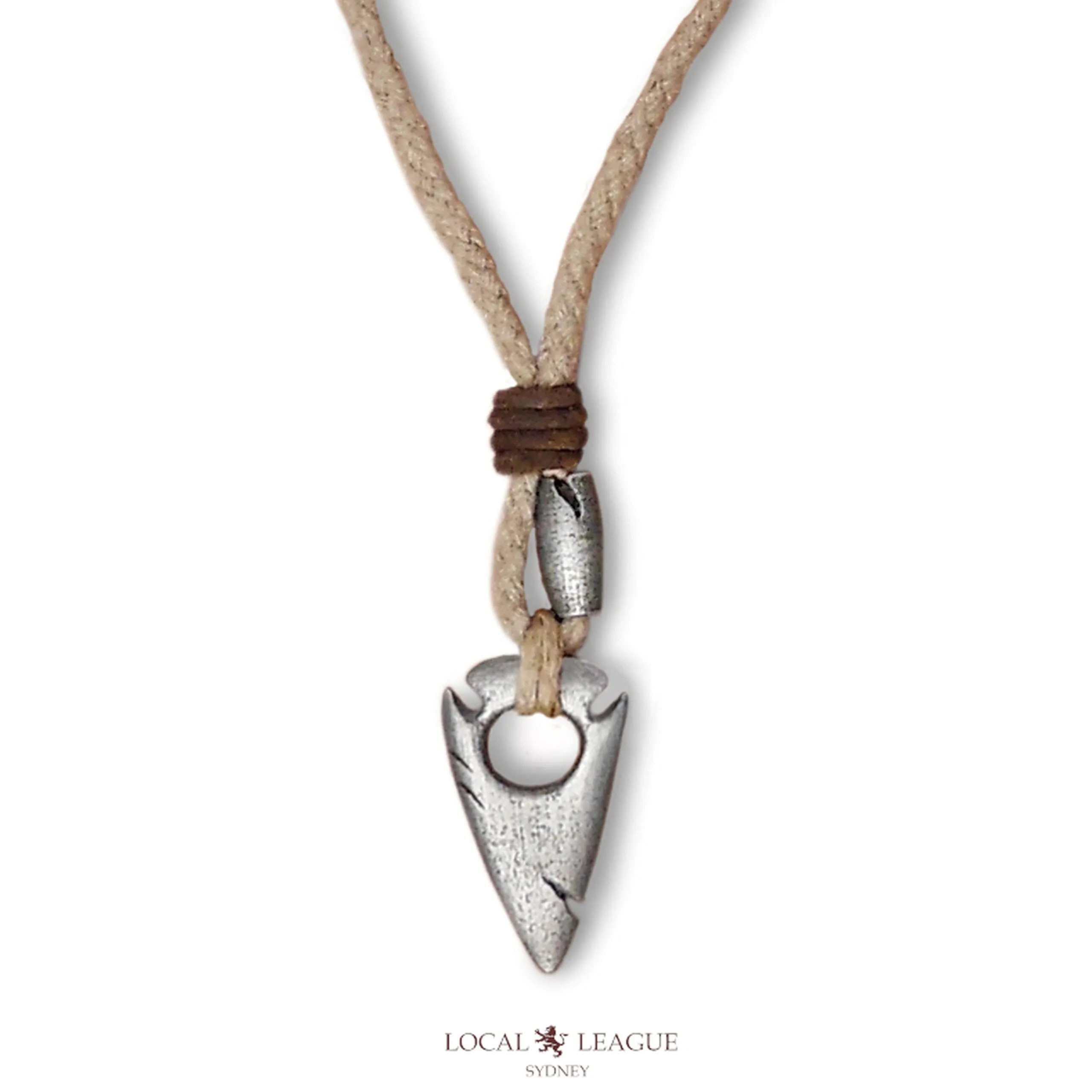 LOCAL LEAGUE Collana da Uomo in Iuta di Canapa con Ciondolo in Metallo TESTA DI FRECCIA - Corda Grigia per Fidanzato, SPIAGGIA Surf Vacanze Outback Hunter Spear Festa Australia Clubbing 56 cm - immagine 5
