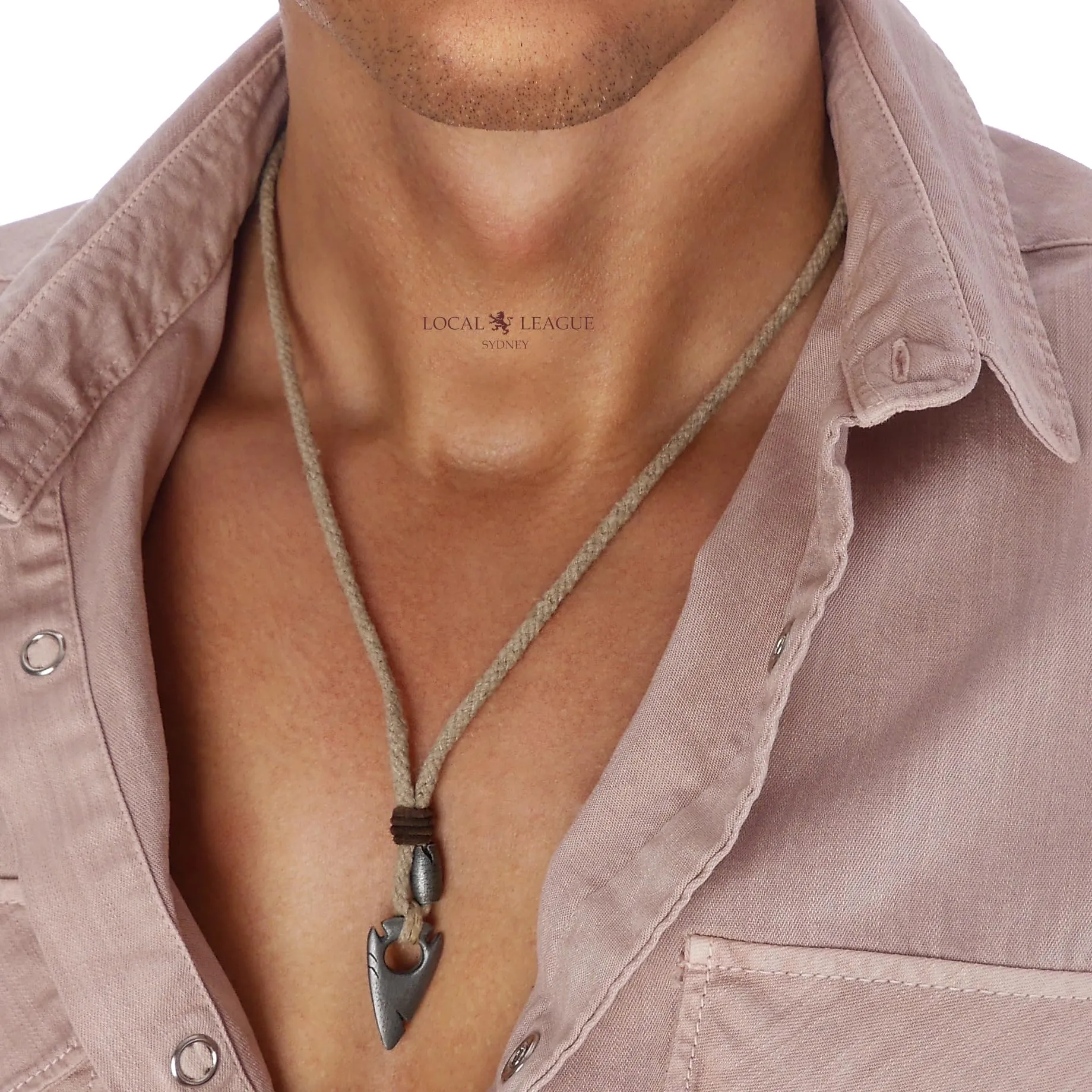LOCAL LEAGUE Collana da Uomo in Iuta di Canapa con Ciondolo in Metallo TESTA DI FRECCIA - Corda Grigia per Fidanzato, SPIAGGIA Surf Vacanze Outback Hunter Spear Festa Australia Clubbing 56 cm - immagine 6