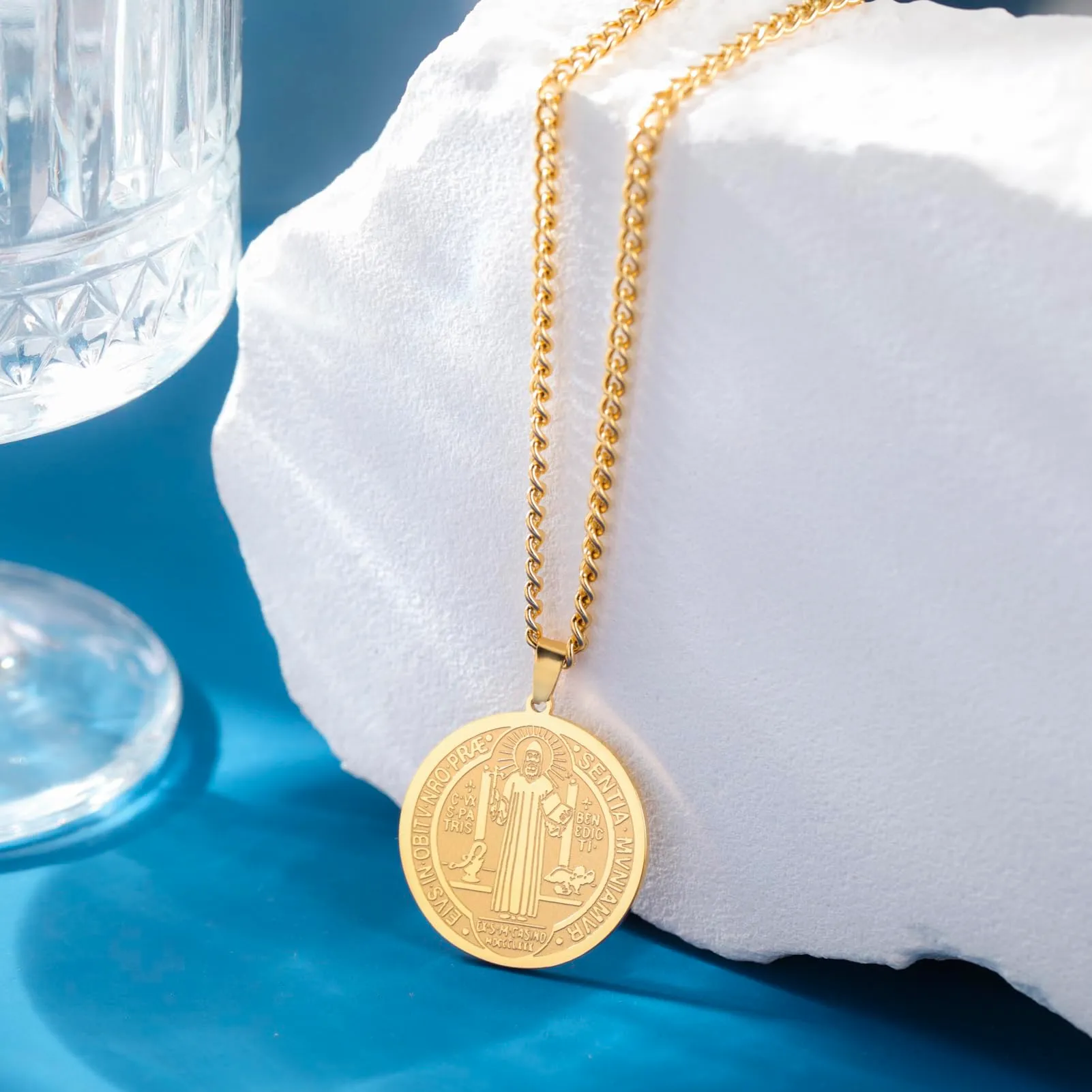 Amaxer Collana di San Benedetto di Nursia per donne, medagliette di protezione religiosa, amuleto, collana per donne e uomini (Oro) - immagine 4