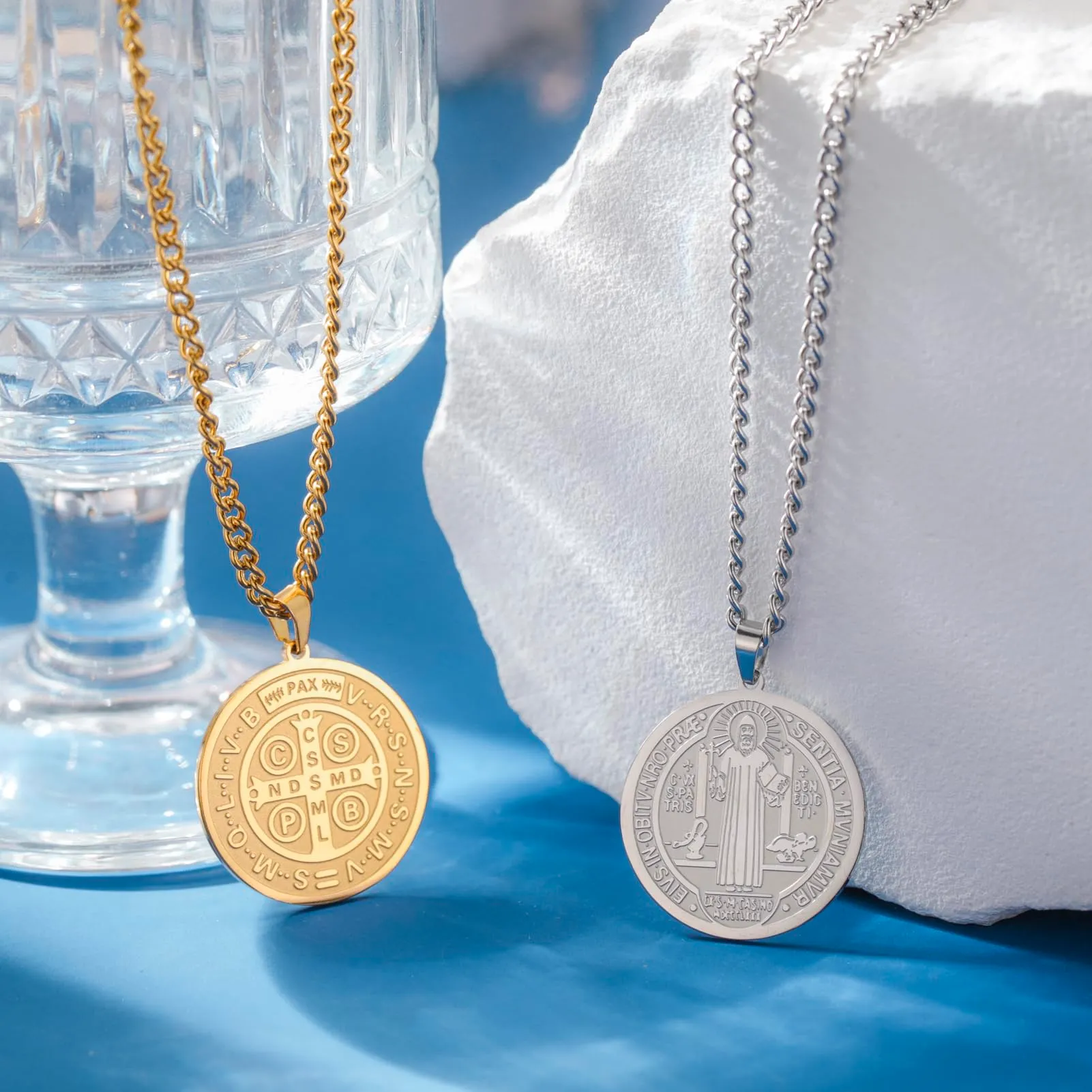 Amaxer Collana di San Benedetto di Nursia per donne, medagliette di protezione religiosa, amuleto, collana per donne e uomini (Oro) - immagine 5