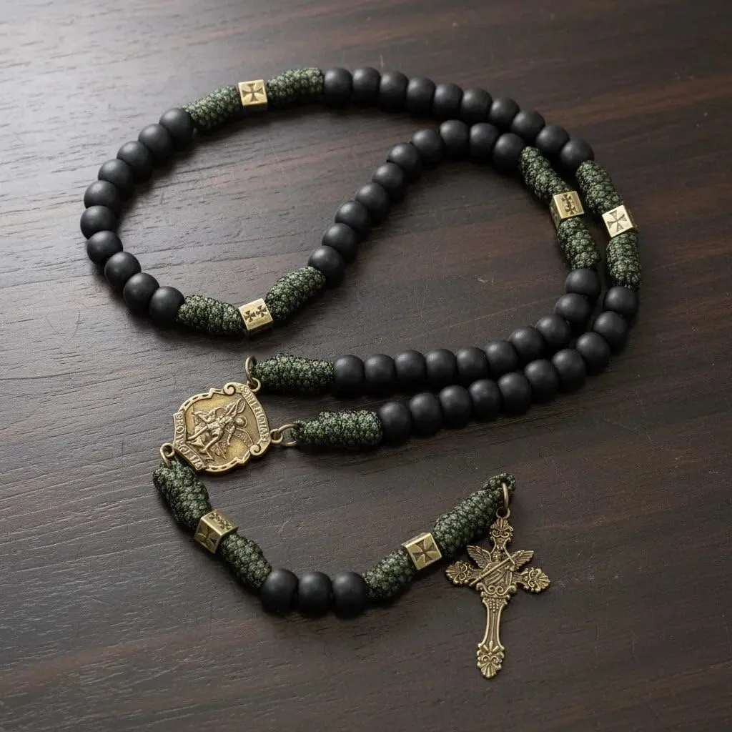 Nazareth Store Collana con rosario in paracord resistente e robusto in metallo color bronzo antico, perline di preghiera nere opache con medaglia di San e crocifisso - immagine 2