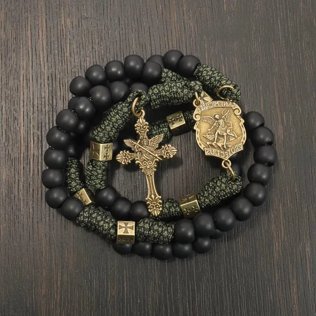 Nazareth Store Collana con rosario in paracord resistente e robusto in metallo color bronzo antico, perline di preghiera nere opache con medaglia di San e crocifisso - immagine 3