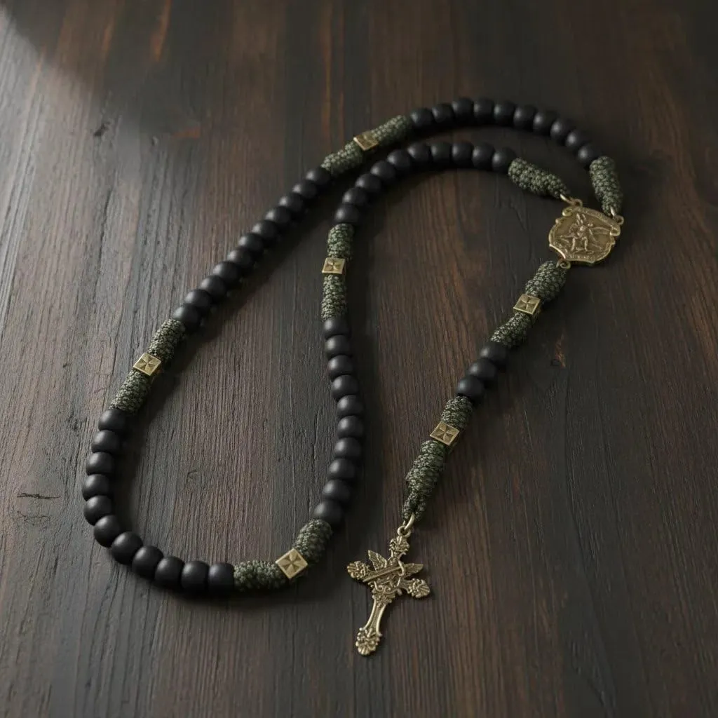 Nazareth Store Collana con rosario in paracord resistente e robusto in metallo color bronzo antico, perline di preghiera nere opache con medaglia di San e crocifisso - immagine 4