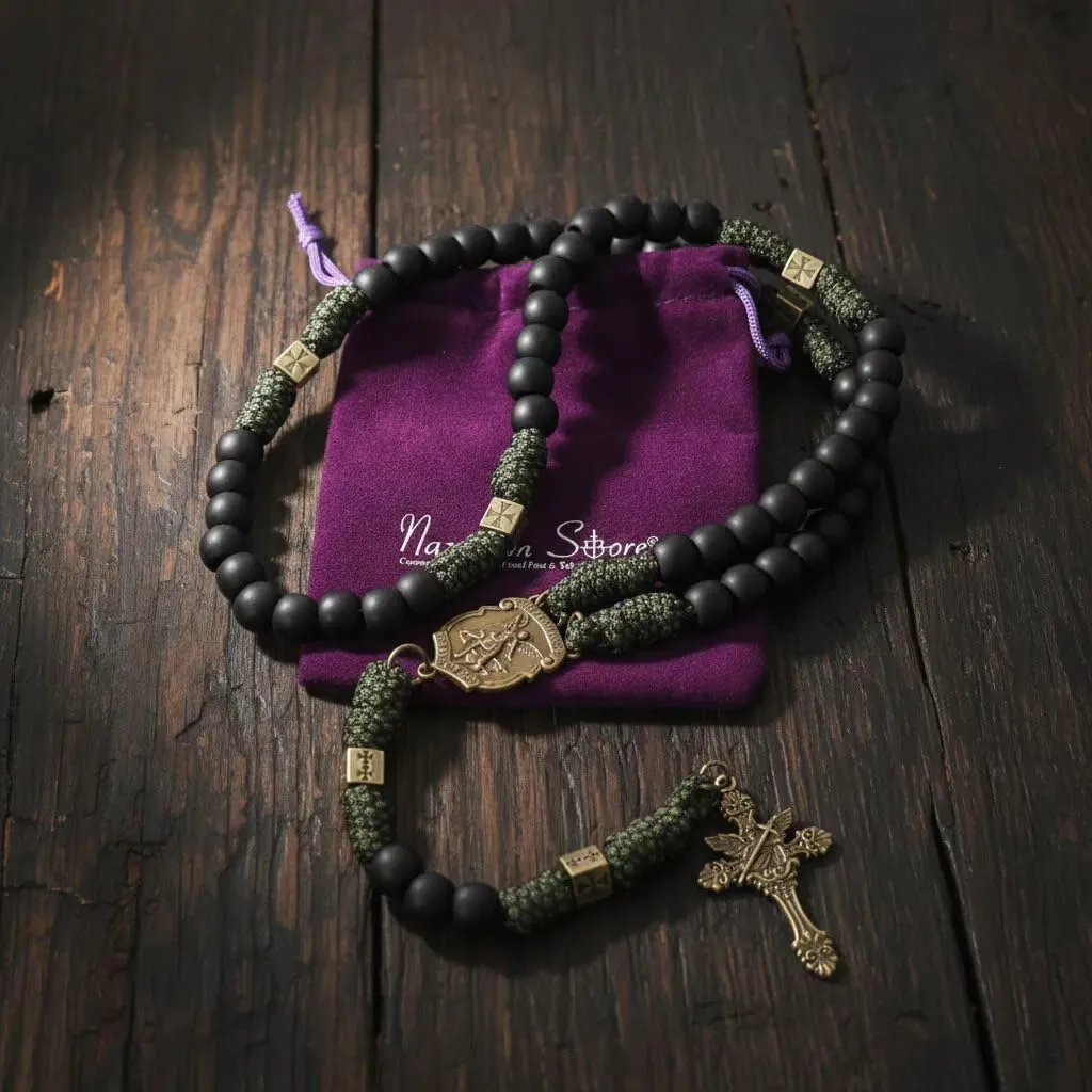 Nazareth Store Collana con rosario in paracord resistente e robusto in metallo color bronzo antico, perline di preghiera nere opache con medaglia di San e crocifisso - immagine 5
