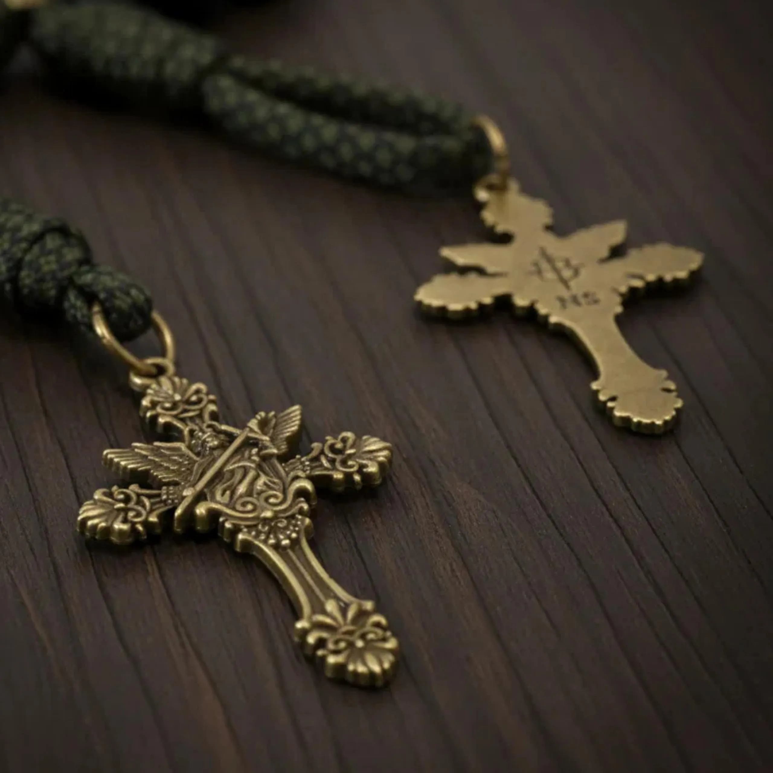 Nazareth Store Collana con rosario in paracord resistente e robusto in metallo color bronzo antico, perline di preghiera nere opache con medaglia di San e crocifisso - immagine 7