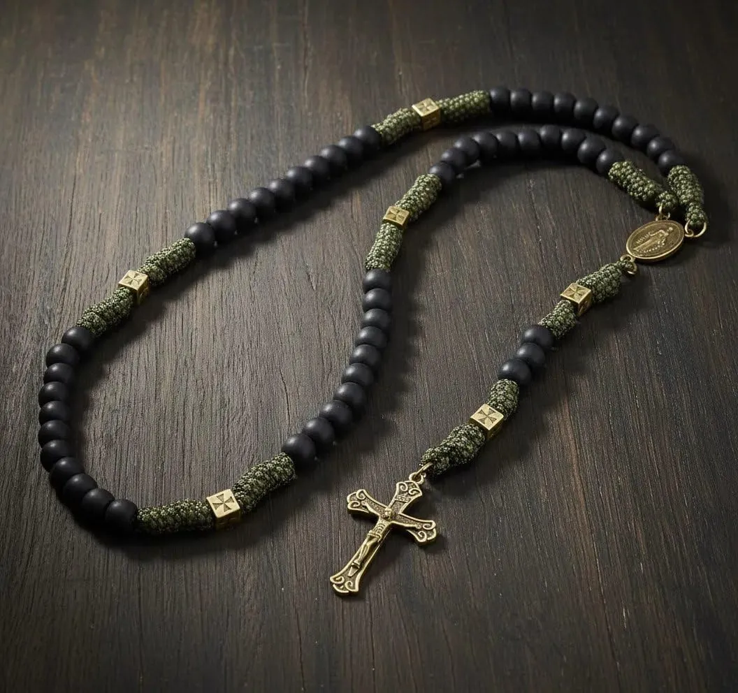 Collana con rosario in paracord resistente e robusto in metallo color bronzo antico, perline di preghiera nere opache con medaglia di San e crocifisso (Croce di Gesù con medaglia miracolosa) - immagine 2